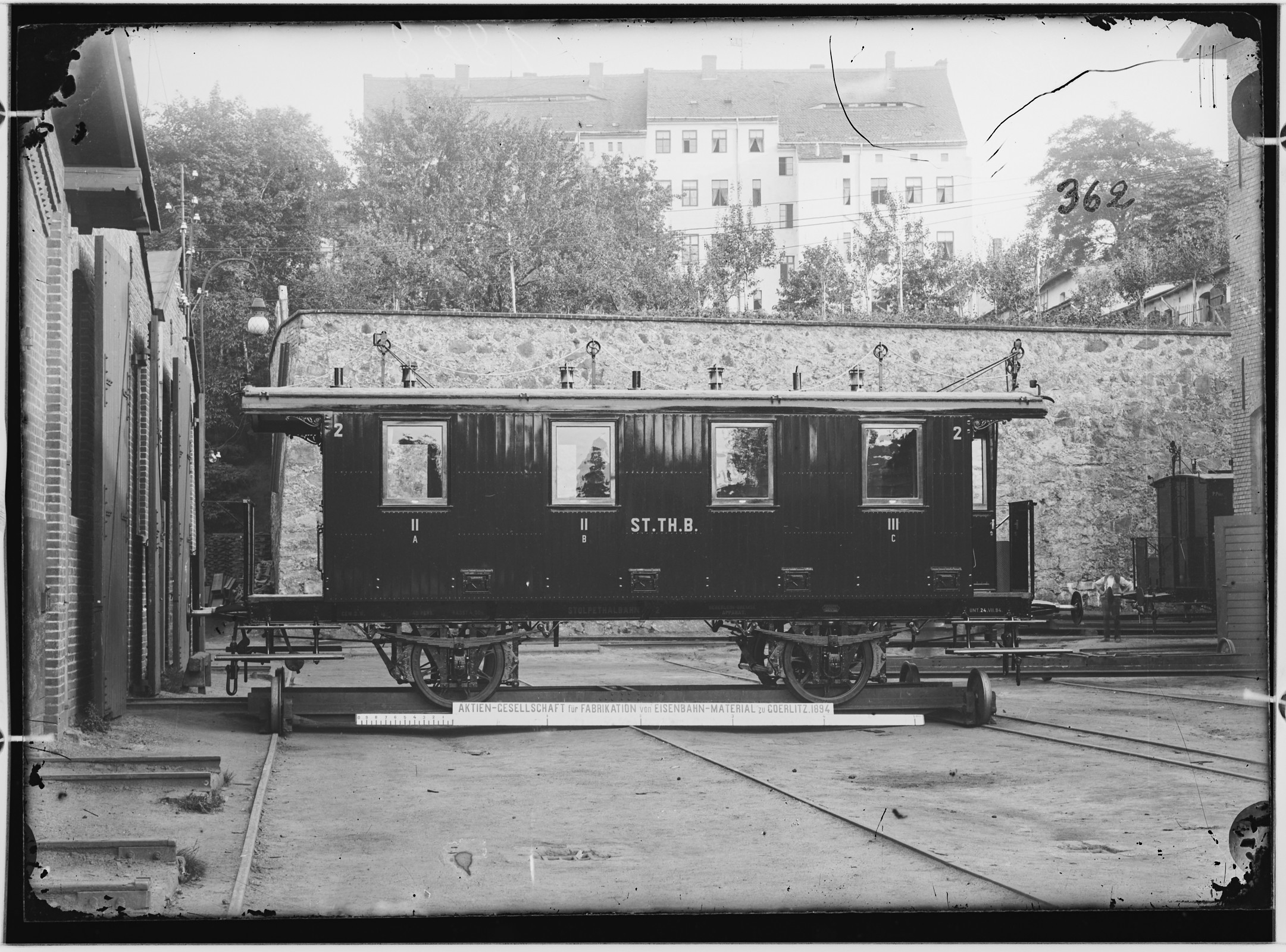Fotografie: zweiachsiger Kleinbahn-Personenwagen zweite und dritte Klasse mit Gewichtbremse, 1894 (Schenkung der Bombardier Transportation, Werk Görlitz | Eigentum/Sammlung der Verkehrsmuseums Dresden gGmbH CC BY-NC-SA)