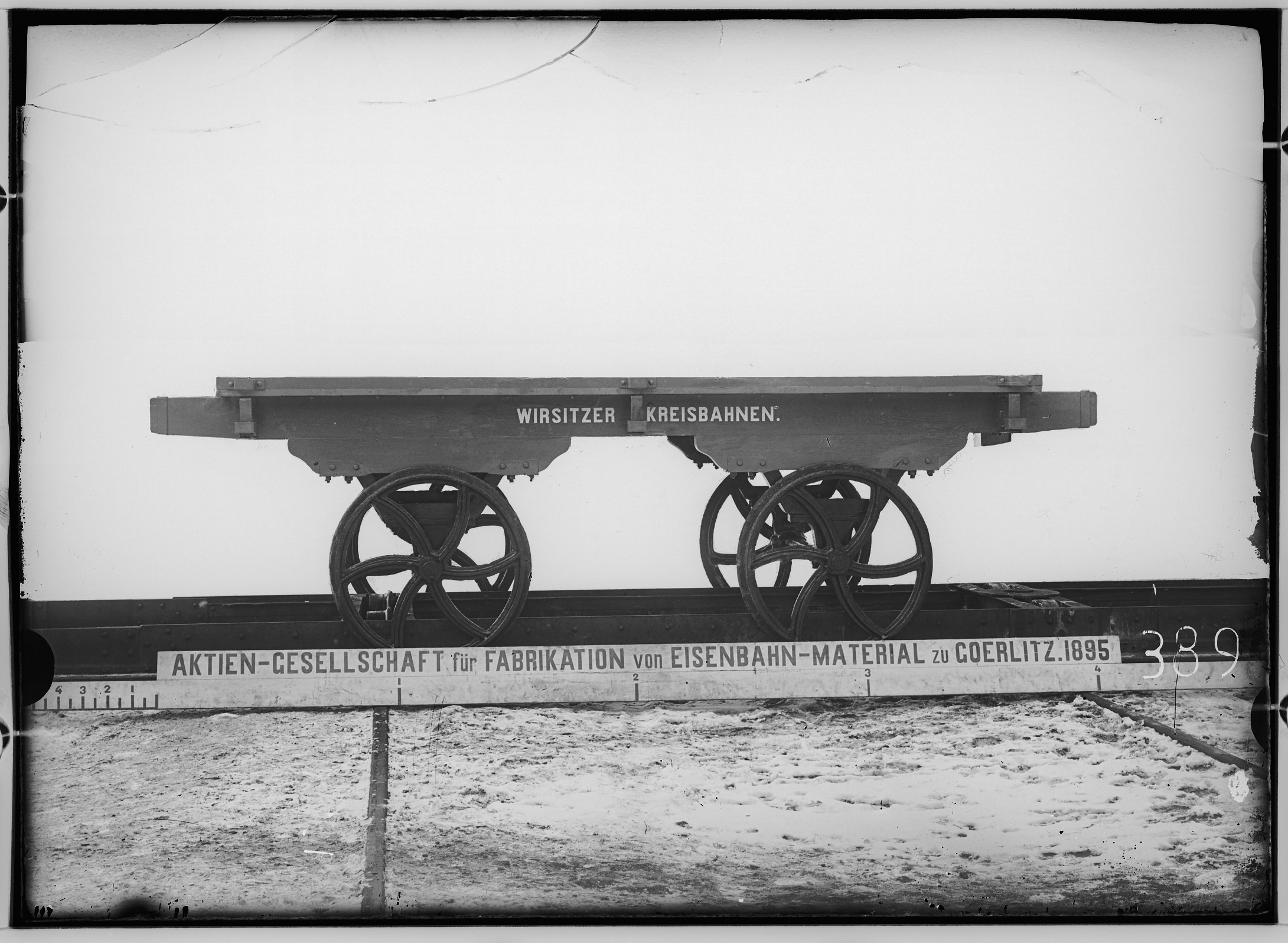 Fotografie: zweiachsiger Kleinbahn-Schmalspurwagen mit Handbremse, 1894 (Schenkung der Bombardier Transportation, Werk Görlitz | Eigentum/Sammlung der Verkehrsmuseums Dresden gGmbH CC BY-NC-SA)