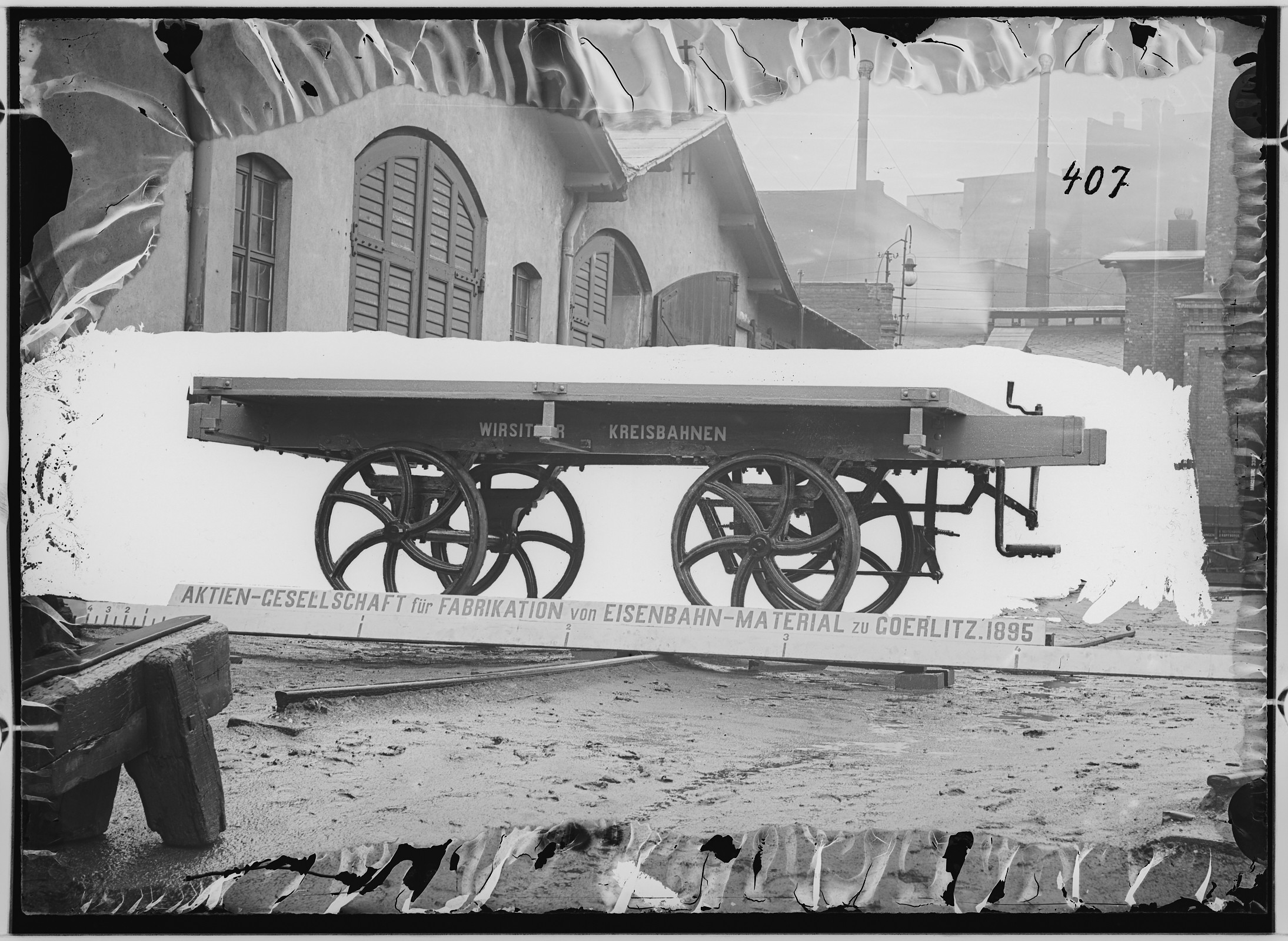 Fotografie: zweiachsiger Kleinbahn-Schmalspurwagen mit Handbremse, 1894 (Schenkung der Bombardier Transportation, Werk Görlitz | Eigentum/Sammlung der Verkehrsmuseums Dresden gGmbH CC BY-NC-SA)