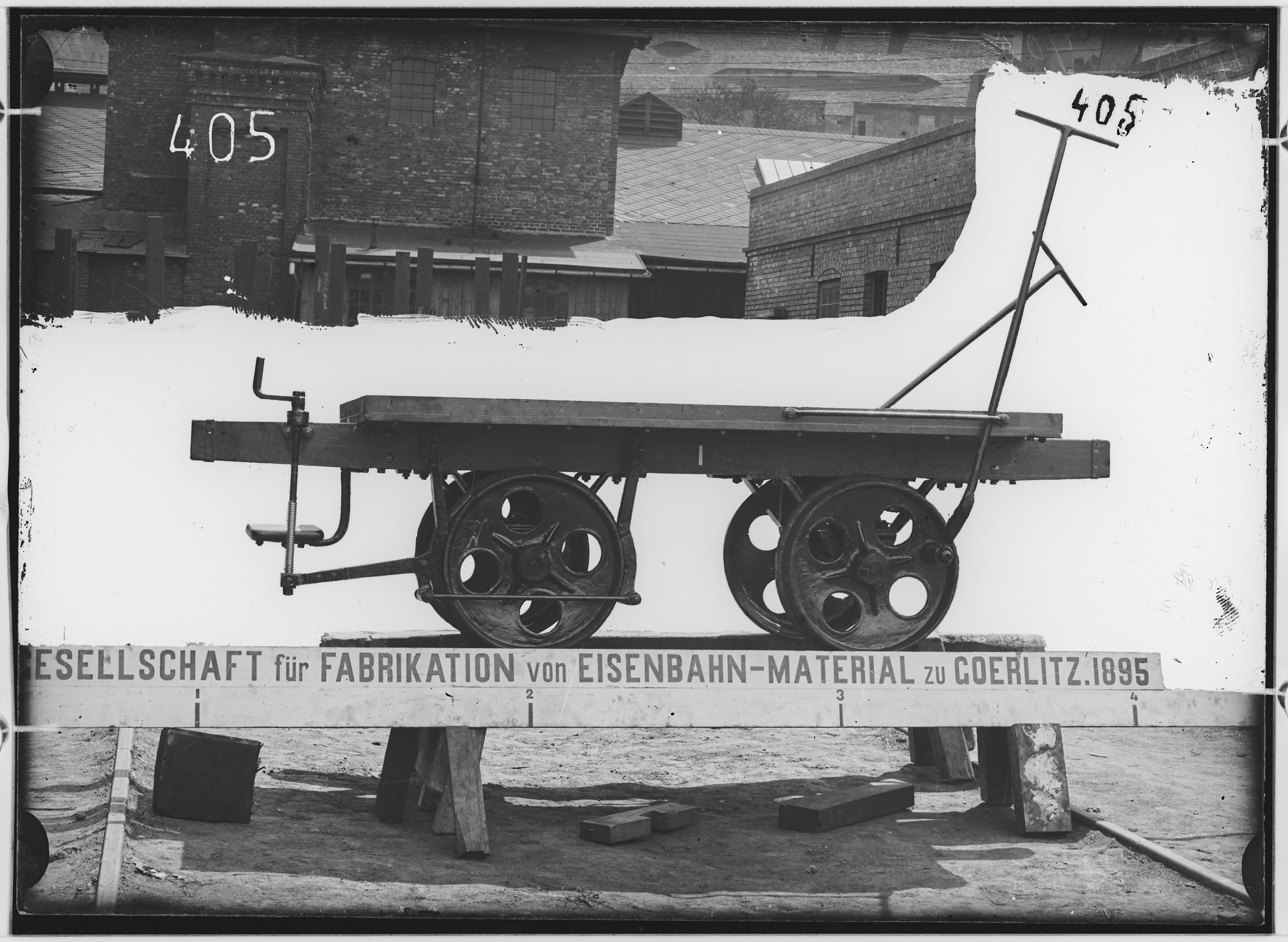 Fotografie: zweiachsiger Kleinbahn-Schmalspurwagen mit Handbremse, 1895 (Schenkung der Bombardier Transportation, Werk Görlitz | Eigentum/Sammlung der Verkehrsmuseums Dresden gGmbH CC BY-NC-SA)