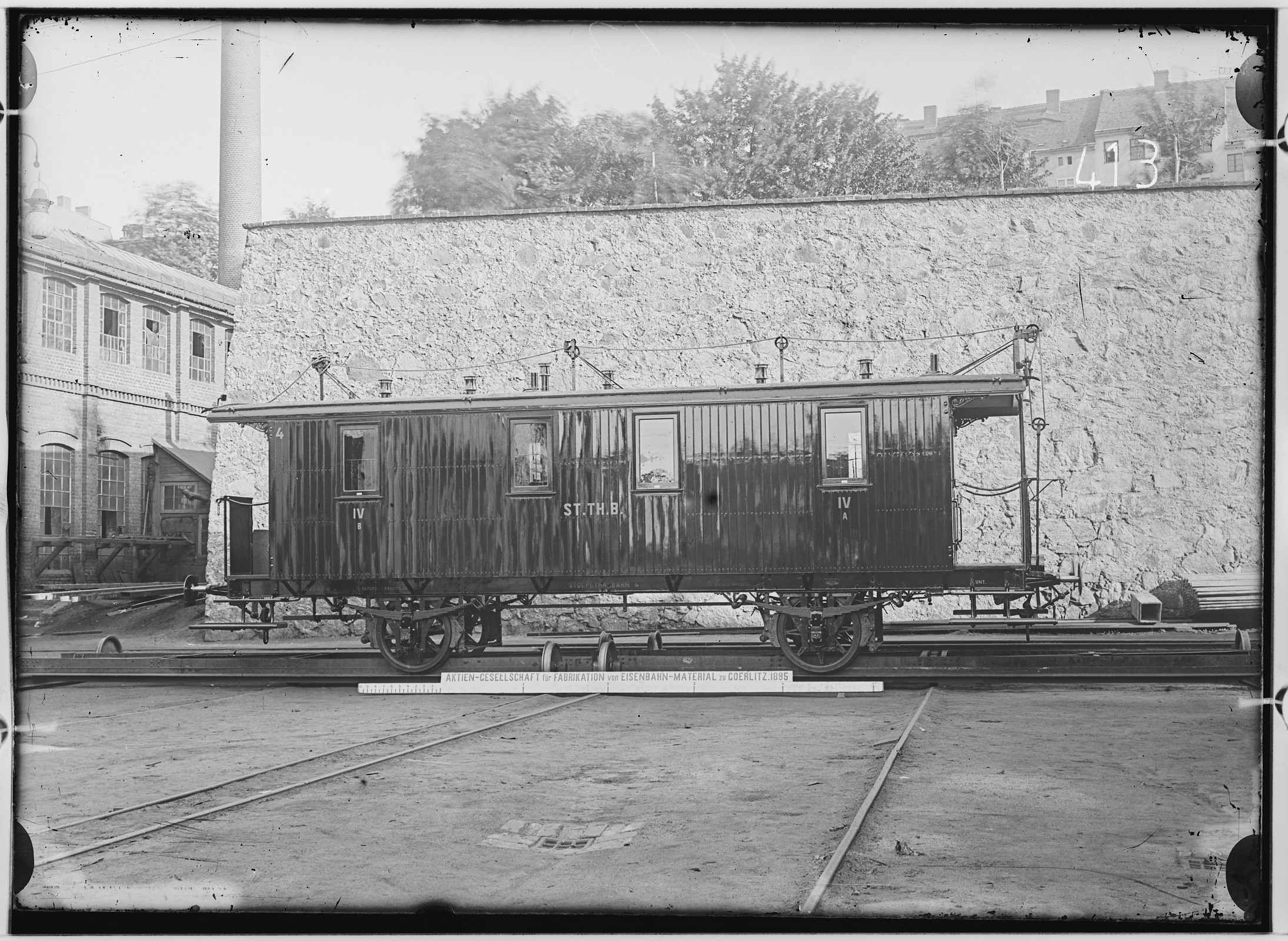 Fotografie: zweiachsiger Kleinbahnwagen mit Gewichtbremse (vierte Klasse), 1894 (Schenkung der Bombardier Transportation, Werk Görlitz | Eigentum/Sammlung der Verkehrsmuseums Dresden gGmbH CC BY-NC-SA)