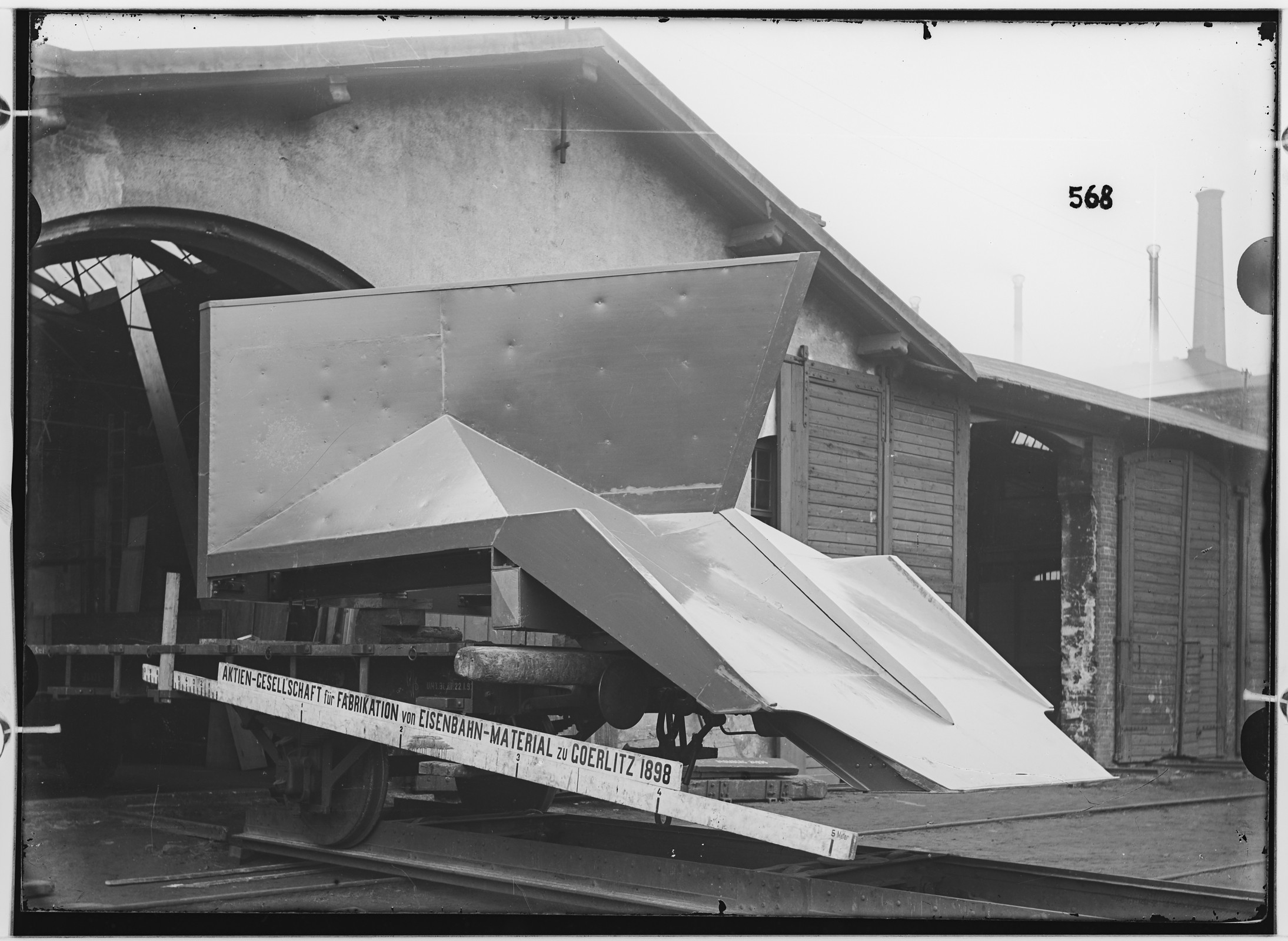 Fotografie: zweiachsiger Kleinbahnwagen mit Schneeschaufler, 1898 (Schenkung der Bombardier Transportation, Werk Görlitz | Eigentum/Sammlung der Verkehrsmuseums Dresden gGmbH CC BY-NC-SA)