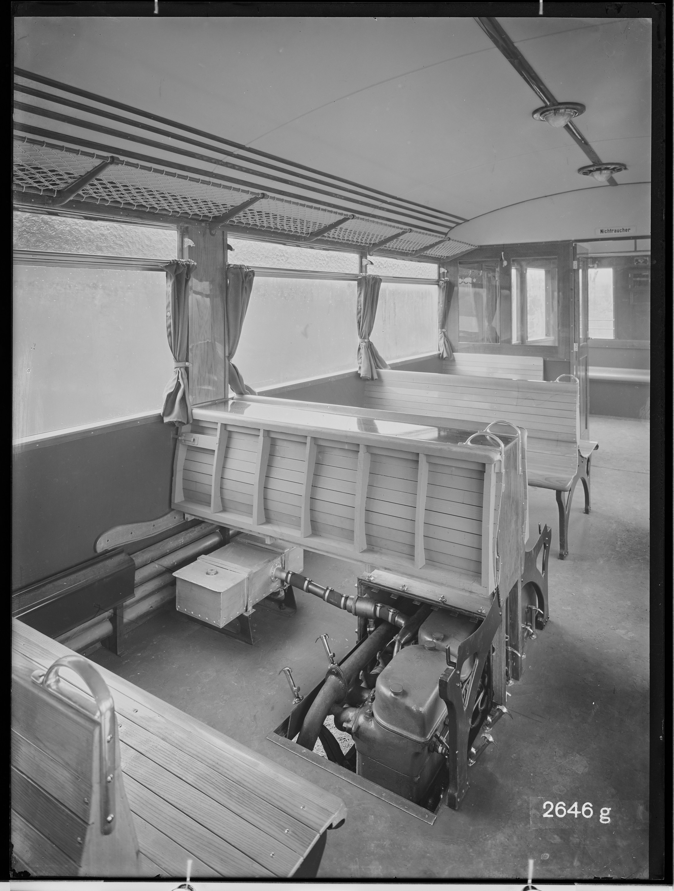 Fotografie: zweiachsiger Kleintriebwagen (Fahrgastraum mit Maschinenanlage), 1934 (Schenkung der Bombardier Transportation, Werk Görlitz | Eigentum/Sammlung der Verkehrsmuseums Dresden gGmbH CC BY-NC-SA)