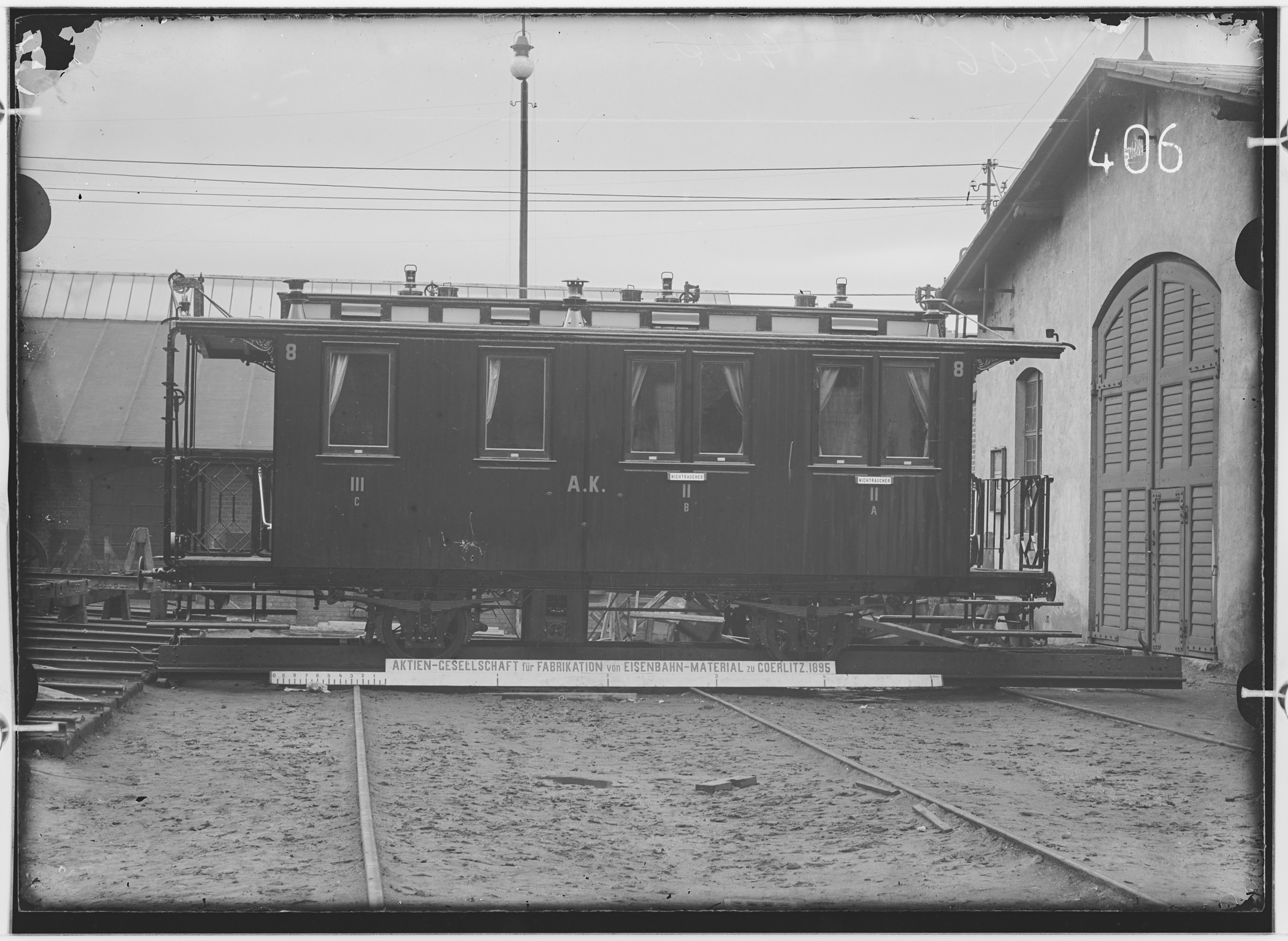 Fotografie: zweiachsiger Kreisbahn-Personenwagen zweite und dritte Klasse mit Gewichtbremse, 1895 (Schenkung der Bombardier Transportation, Werk Görlitz | Eigentum/Sammlung der Verkehrsmuseums Dresden gGmbH CC BY-NC-SA)