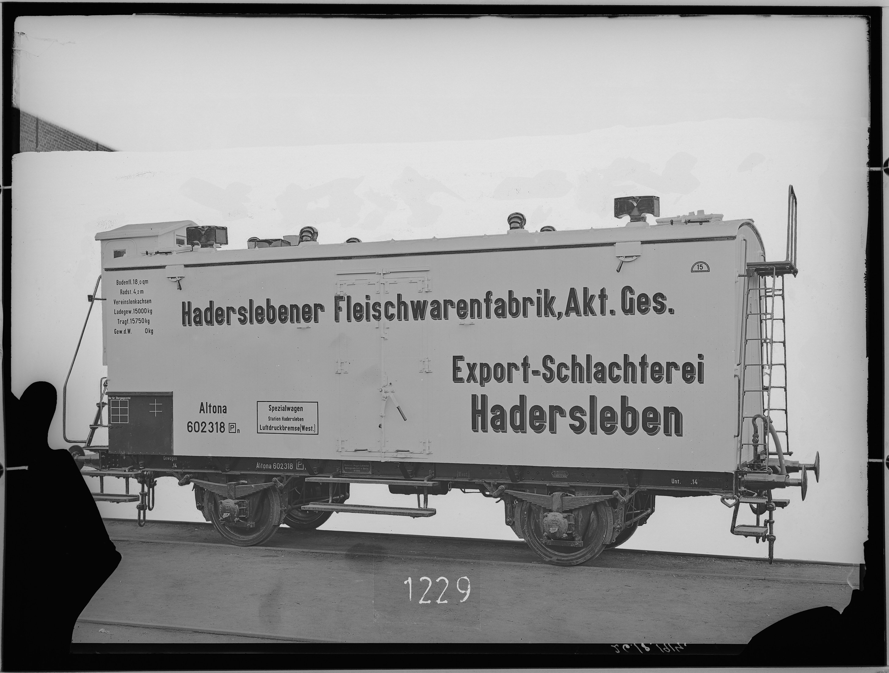Fotografie: zweiachsiger Kühlwagen für Fleischtransport, 1916 (Schenkung der Bombardier Transportation, Werk Görlitz | Eigentum/Sammlung der Verkehrsmuseums Dresden gGmbH CC BY-NC-SA)