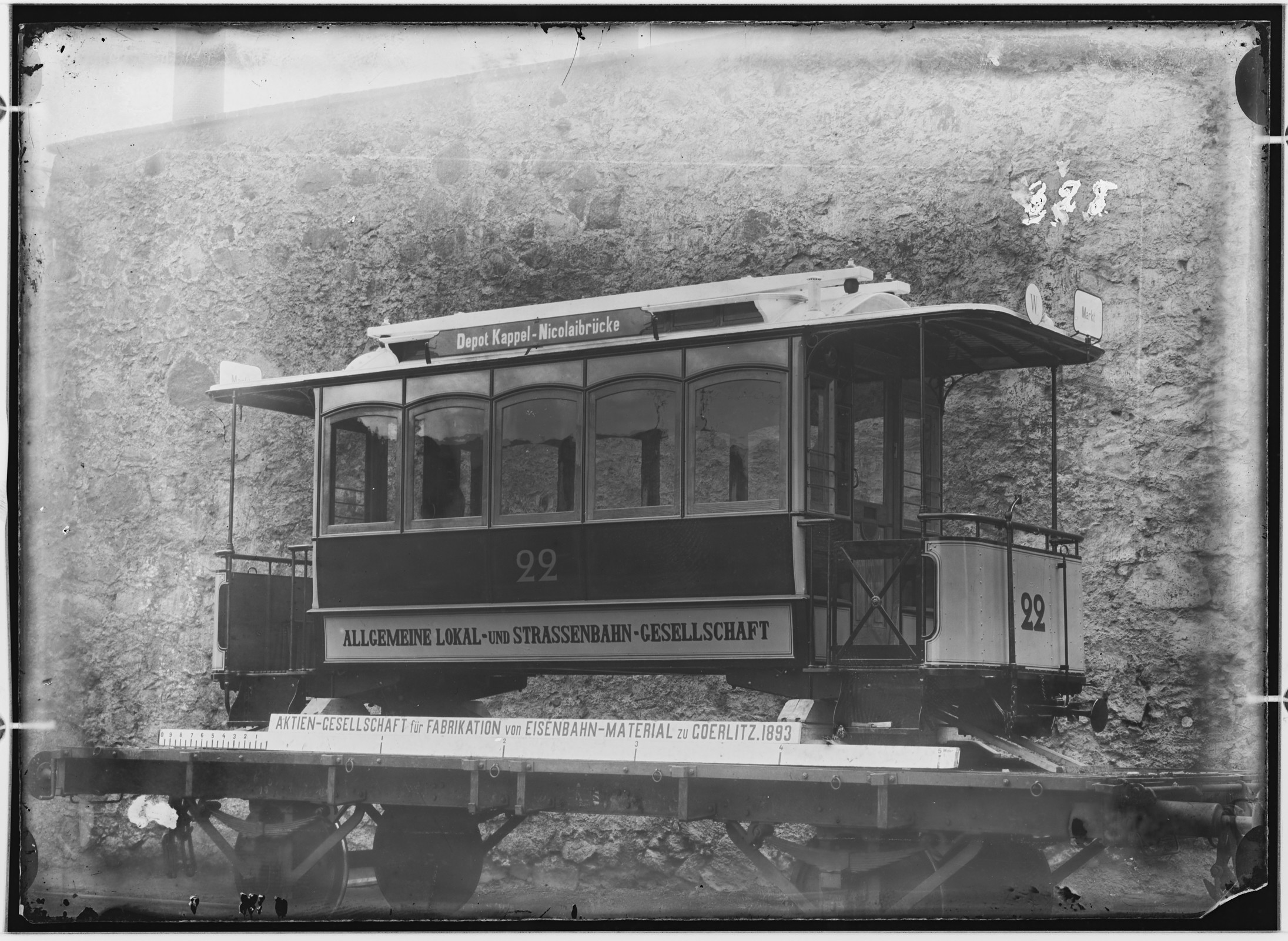 Fotografie: zweiachsiger Lokal- und Straßenbahnwagen, 1893 (Schenkung der Bombardier Transportation, Werk Görlitz | Eigentum/Sammlung der Verkehrsmuseums Dresden gGmbH CC BY-NC-SA)