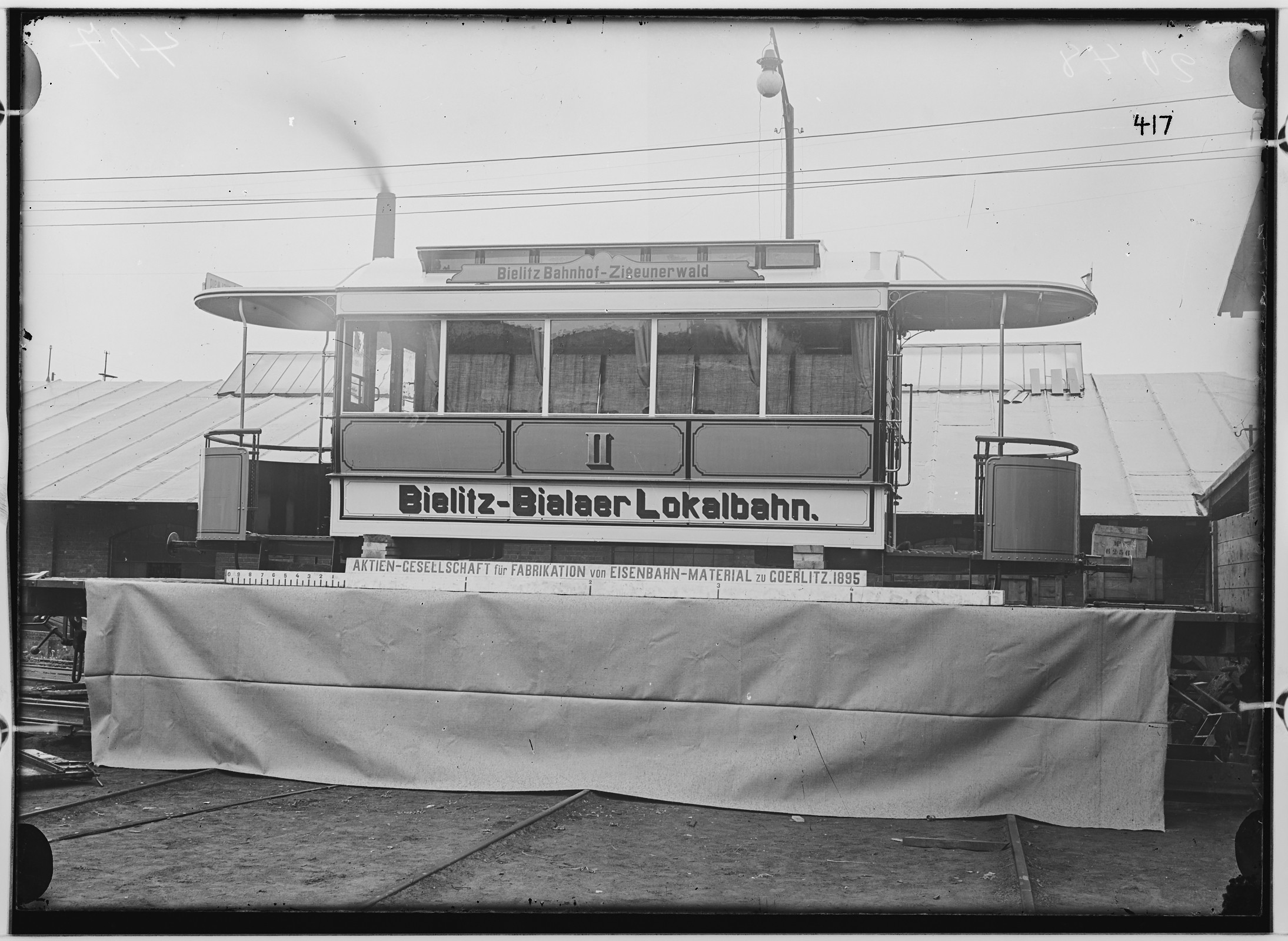 Fotografie: zweiachsiger Lokalbahnwagen, 1895 (Schenkung der Bombardier Transportation, Werk Görlitz | Eigentum/Sammlung der Verkehrsmuseums Dresden gGmbH CC BY-NC-SA)