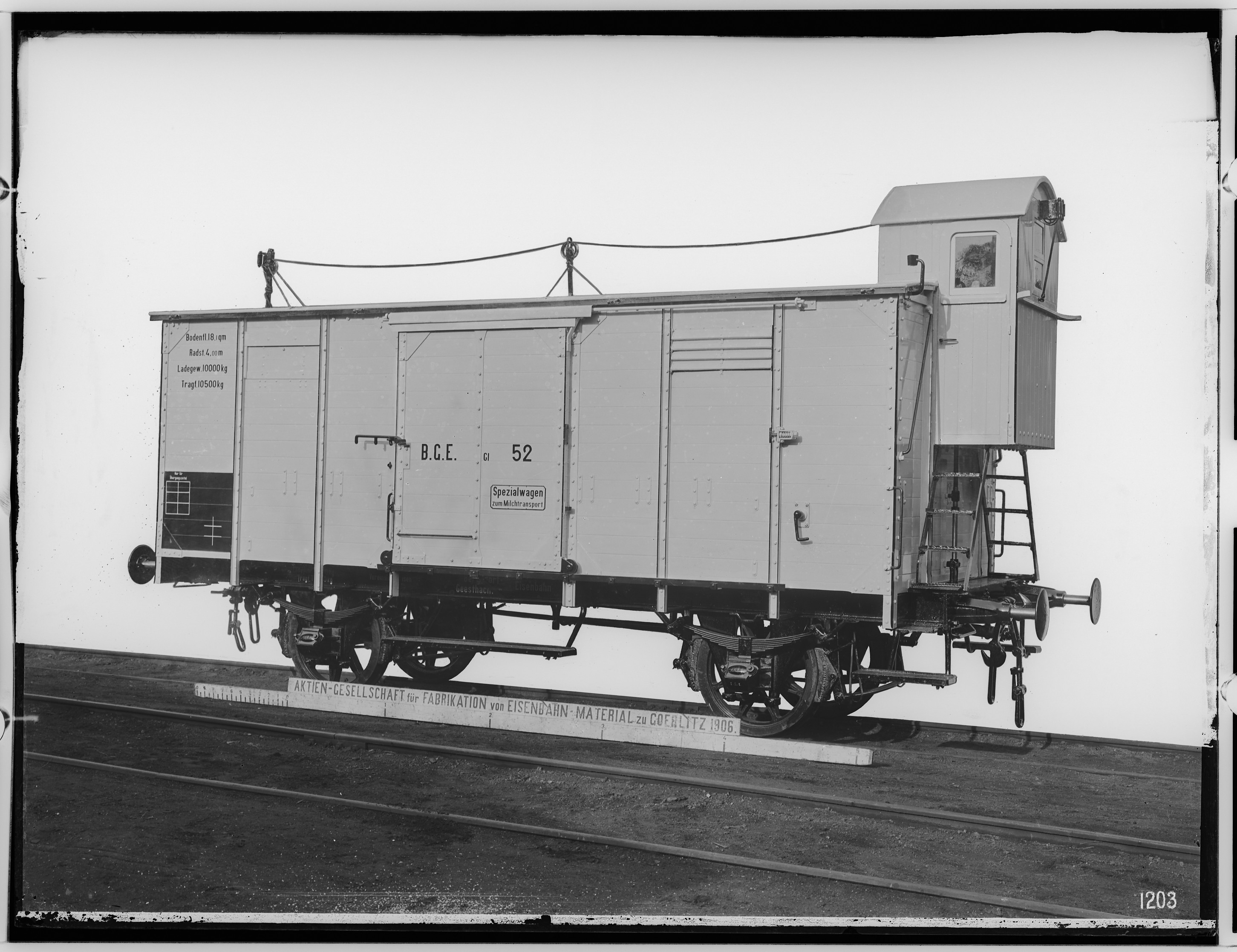 Fotografie: zweiachsiger Milchtransportwagen, 1906 (Schenkung der Bombardier Transportation, Werk Görlitz | Eigentum/Sammlung der Verkehrsmuseums Dresden gGmbH CC BY-NC-SA)