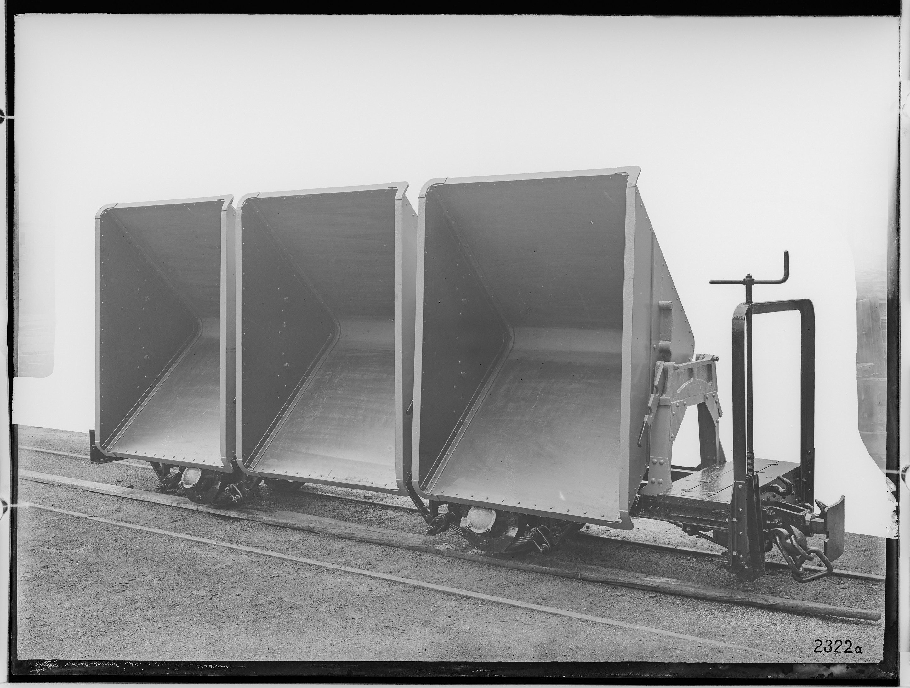 Fotografie: zweiachsiger Muldenwagen (Ansicht II), 1924 (Schenkung der Bombardier Transportation, Werk Görlitz | Eigentum/Sammlung der Verkehrsmuseums Dresden gGmbH CC BY-NC-SA)