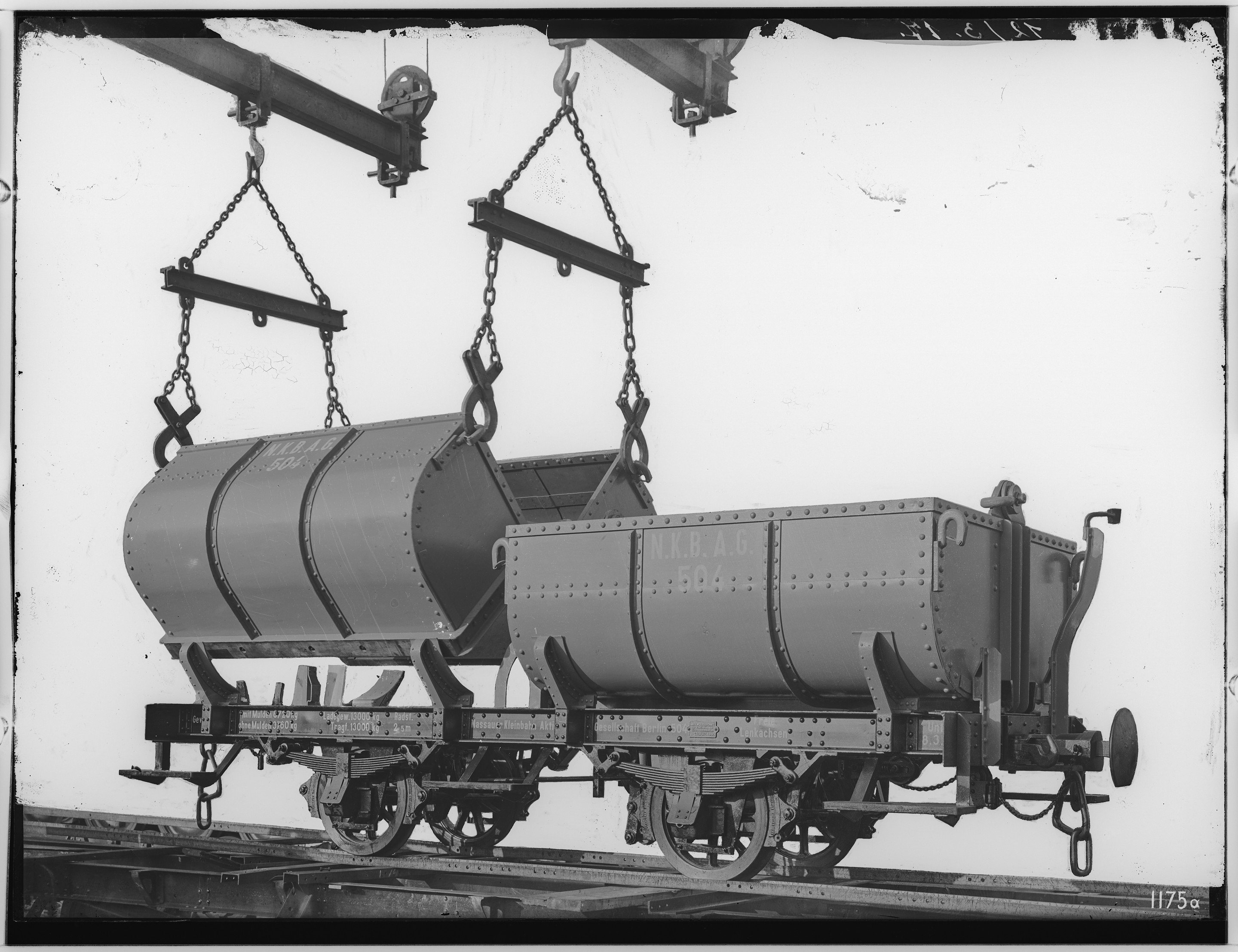 Fotografie: zweiachsiger Muldenwagen für Kalksteintransport (Ansicht II), 1917 (Schenkung der Bombardier Transportation, Werk Görlitz | Eigentum/Sammlung der Verkehrsmuseums Dresden gGmbH CC BY-NC-SA)