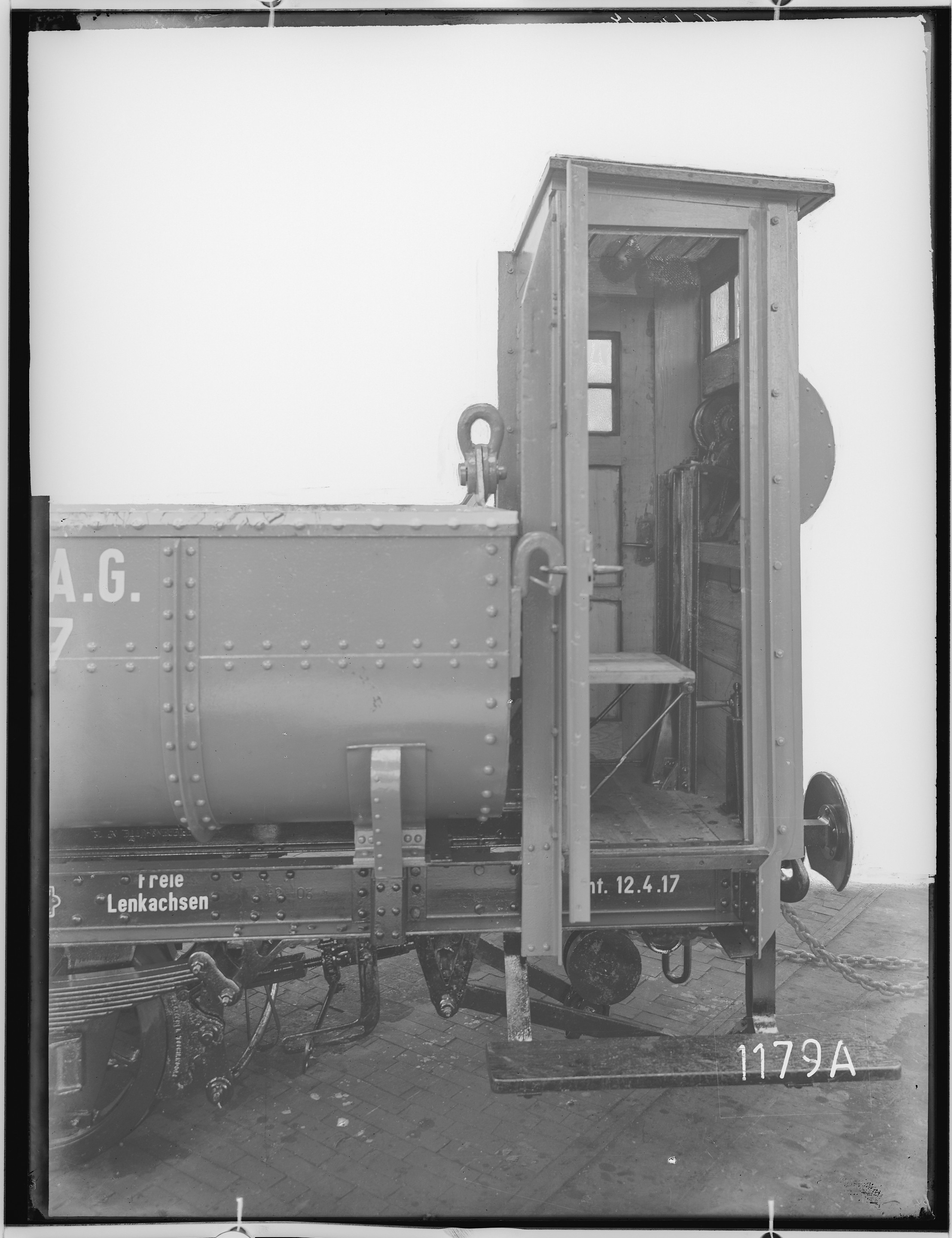 Fotografie: zweiachsiger Muldenwagen mit Bremserhaus (Ansicht Bremserhaus), 1917 (Schenkung der Bombardier Transportation, Werk Görlitz | Eigentum/Sammlung der Verkehrsmuseums Dresden gGmbH CC BY-NC-SA)