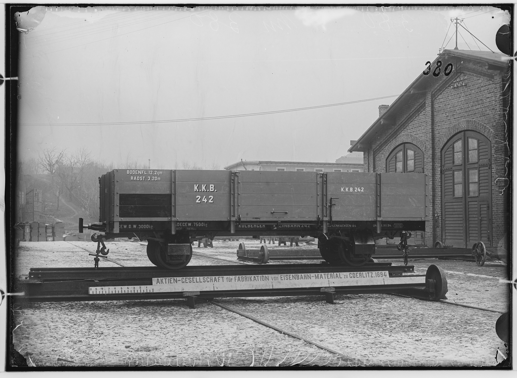 Fotografie: zweiachsiger offener Güterwagen, 1894 (Schenkung der Bombardier Transportation, Werk Görlitz | Eigentum/Sammlung der Verkehrsmuseums Dresden gGmbH CC BY-NC-SA)