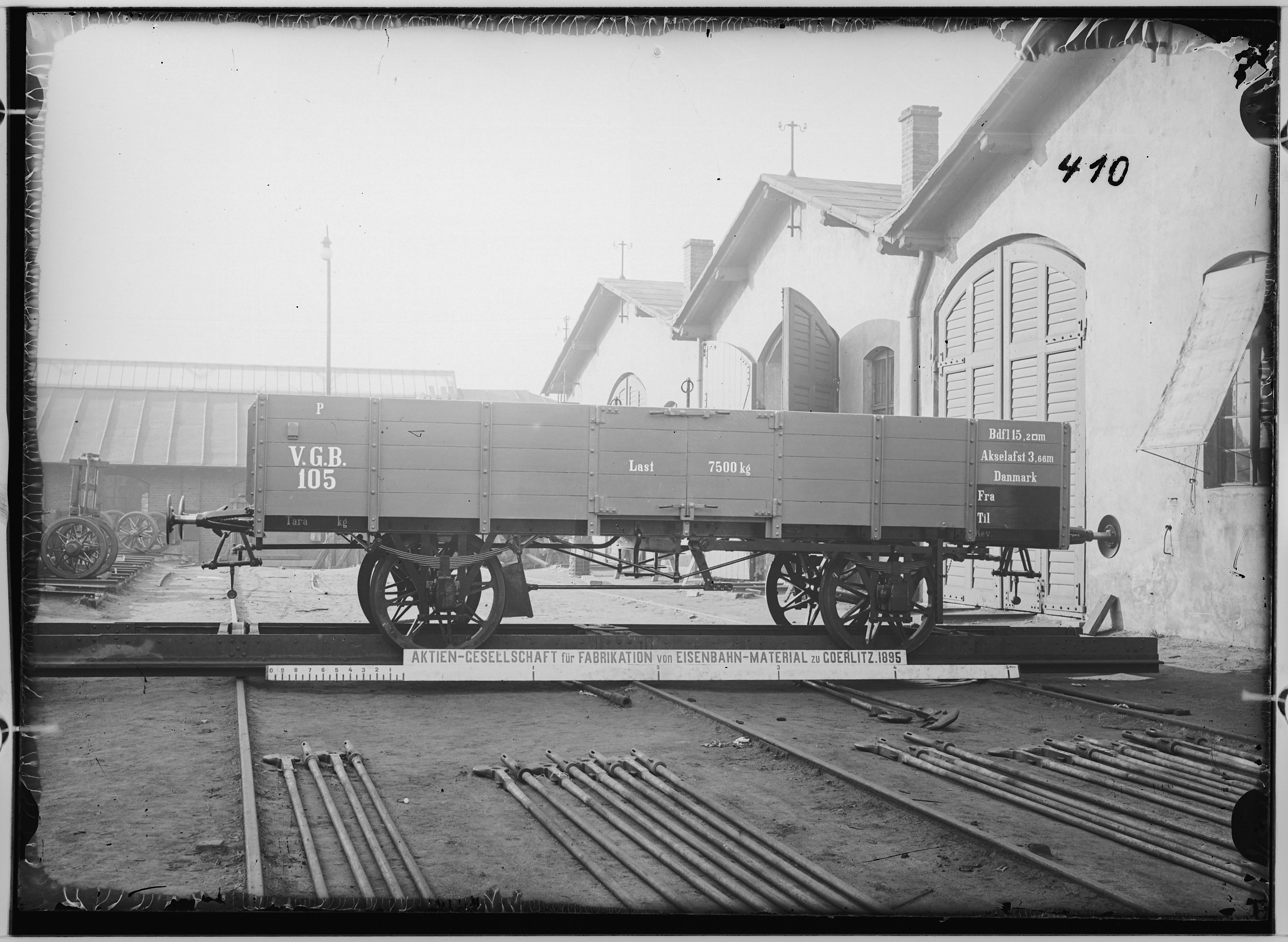 Fotografie: zweiachsiger offener Güterwagen (andere Ansicht mit geschlossenen Türen), 1895 (Schenkung der Bombardier Transportation, Werk Görlitz | Eigentum/Sammlung der Verkehrsmuseums Dresden gGmbH CC BY-NC-SA)