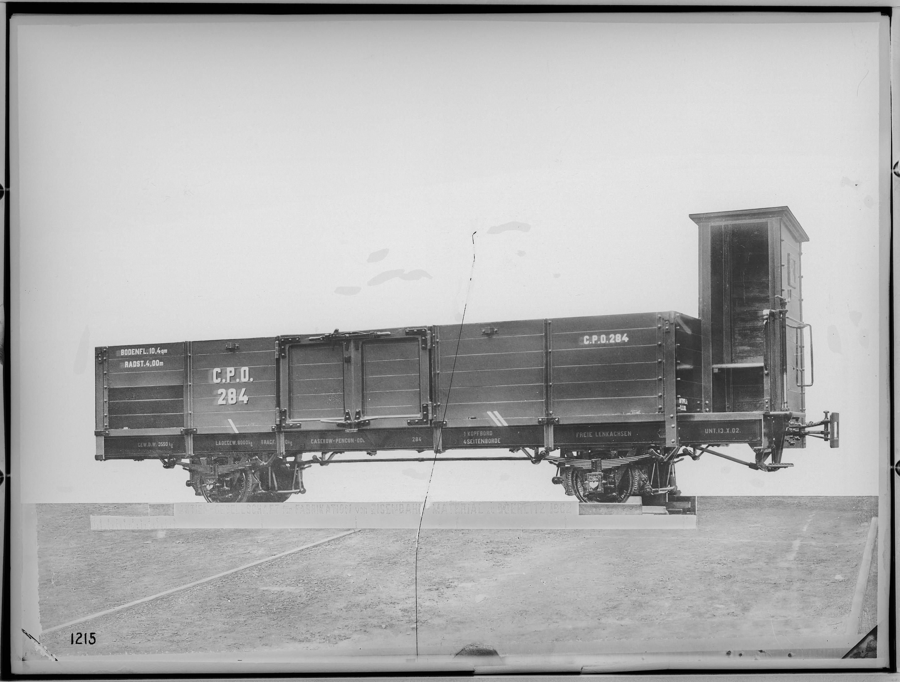 Fotografie: zweiachsiger offener Güterwagen mit Bremse, 1907 (Schenkung der Bombardier Transportation, Werk Görlitz | Eigentum/Sammlung der Verkehrsmuseums Dresden gGmbH CC BY-NC-SA)