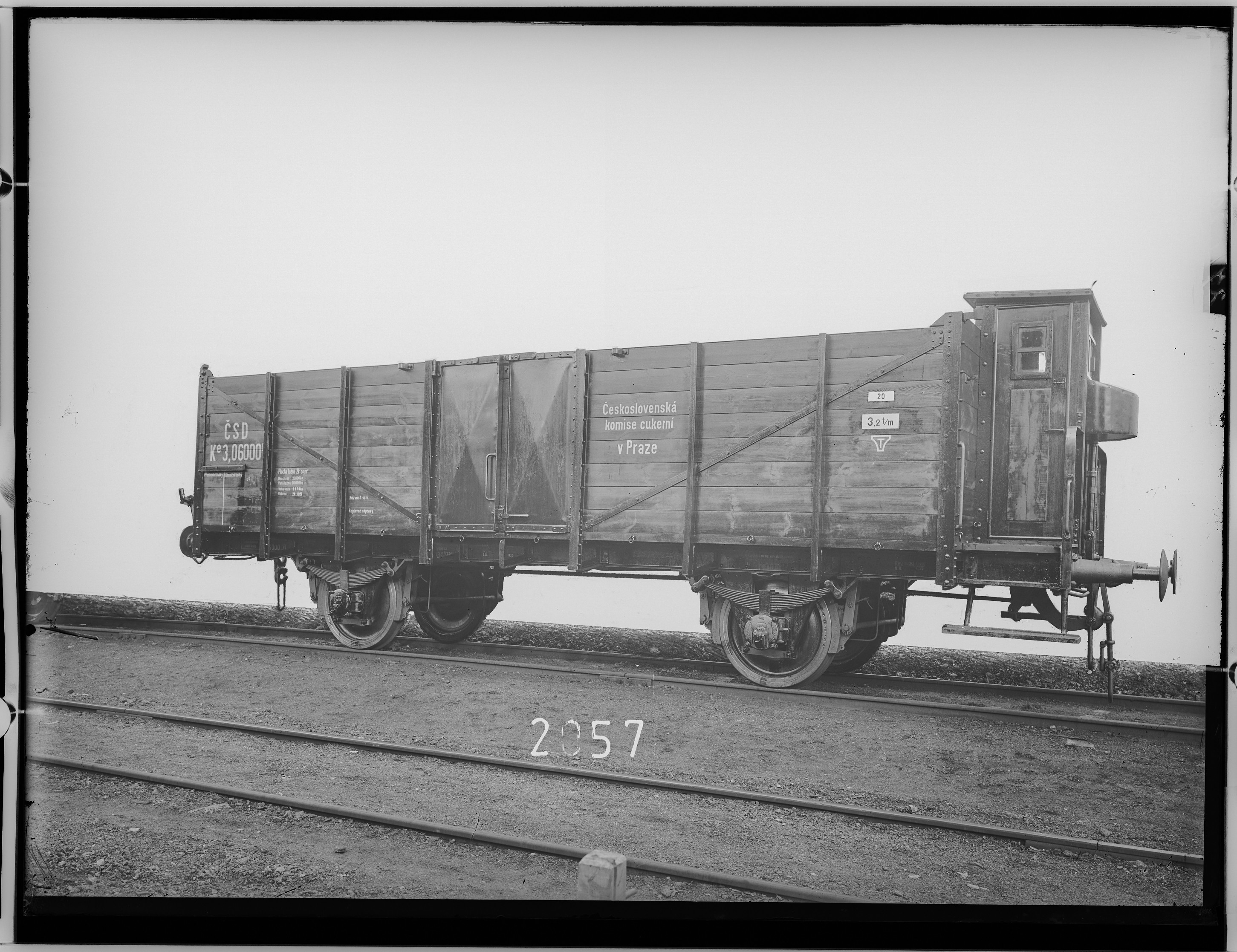 Fotografie: zweiachsiger offener Güterwagen mit Bremse, 1920 (Schenkung der Bombardier Transportation, Werk Görlitz | Eigentum/Sammlung der Verkehrsmuseums Dresden gGmbH CC BY-NC-SA)