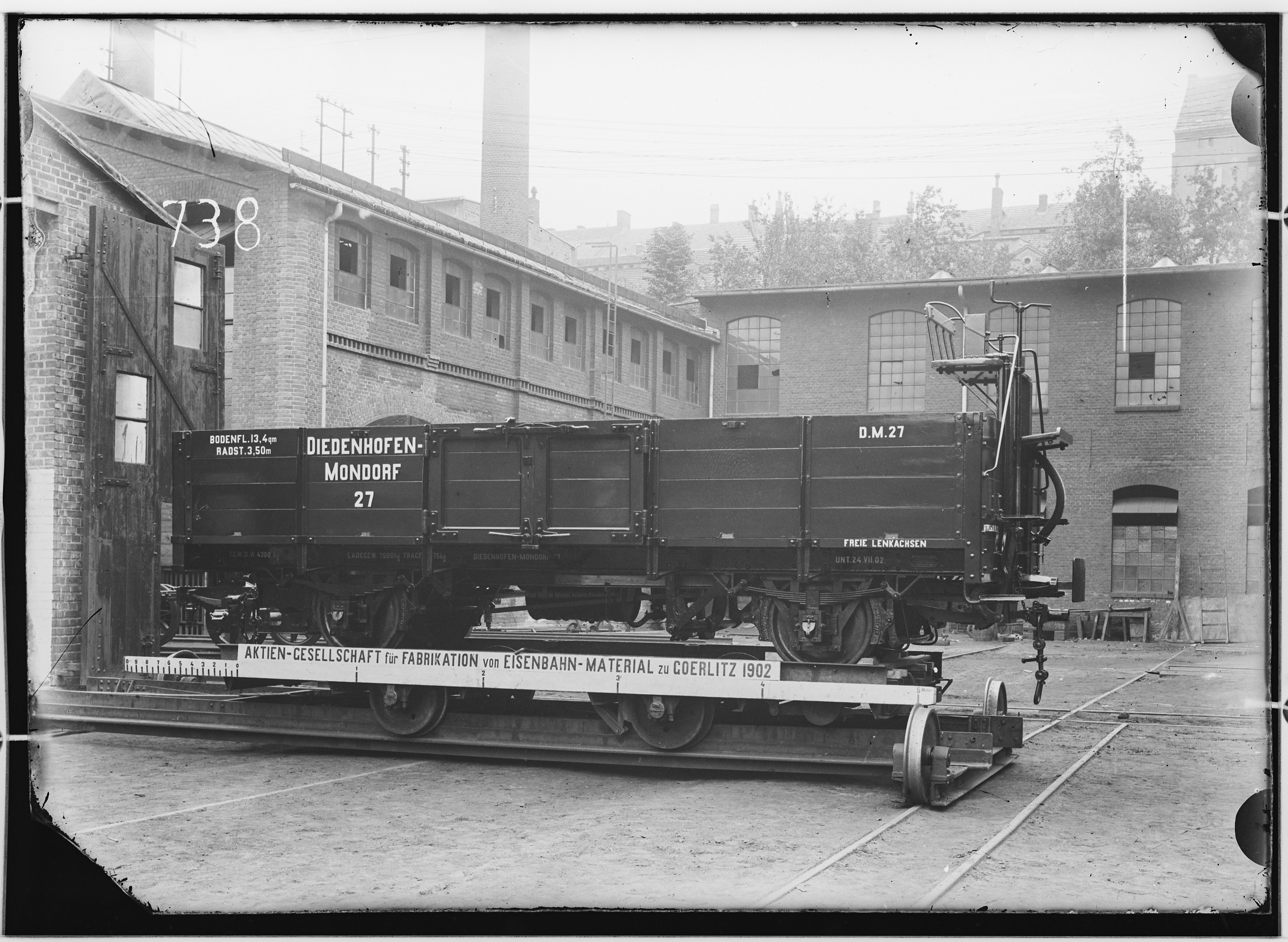 Fotografie: zweiachsiger offener Güterwagen mit Bremse (Spurweite: 1000  mm), 1902 :: Verkehrsmuseum Dresden :: museum-digital:sachsen