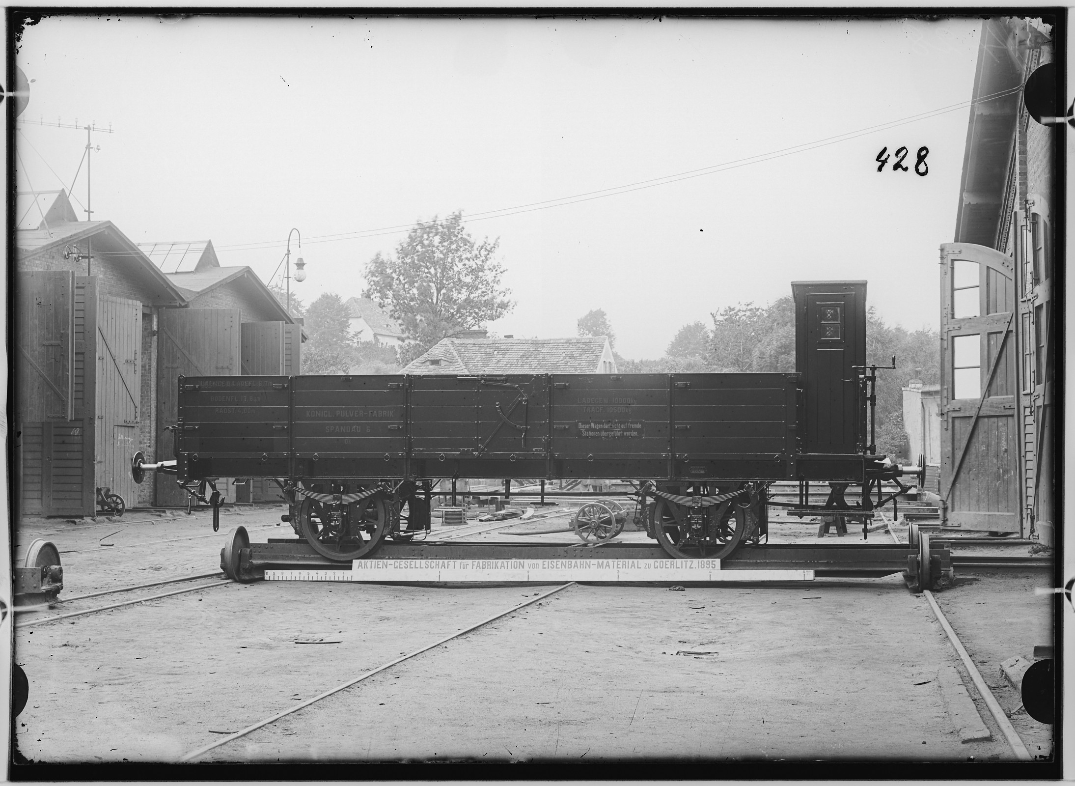 Fotografie: zweiachsiger offener Güterwagen mit Bremshäuschen, 1895 (Schenkung der Bombardier Transportation, Werk Görlitz | Eigentum/Sammlung der Verkehrsmuseums Dresden gGmbH CC BY-NC-SA)
