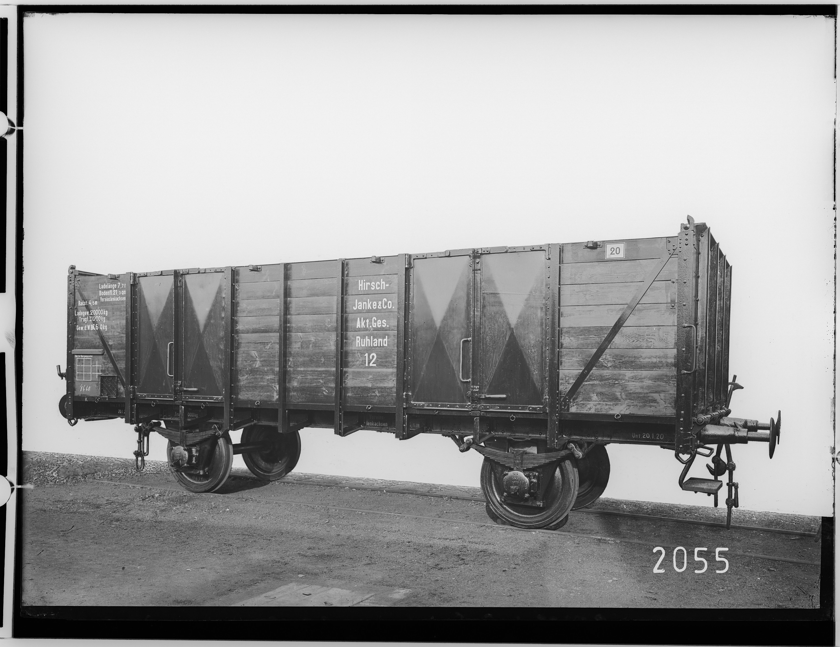 Fotografie: zweiachsiger offener Güterwagen mit drei Ladetüren, 1920 (Schenkung der Bombardier Transportation, Werk Görlitz | Eigentum/Sammlung der Verkehrsmuseums Dresden gGmbH CC BY-NC-SA)
