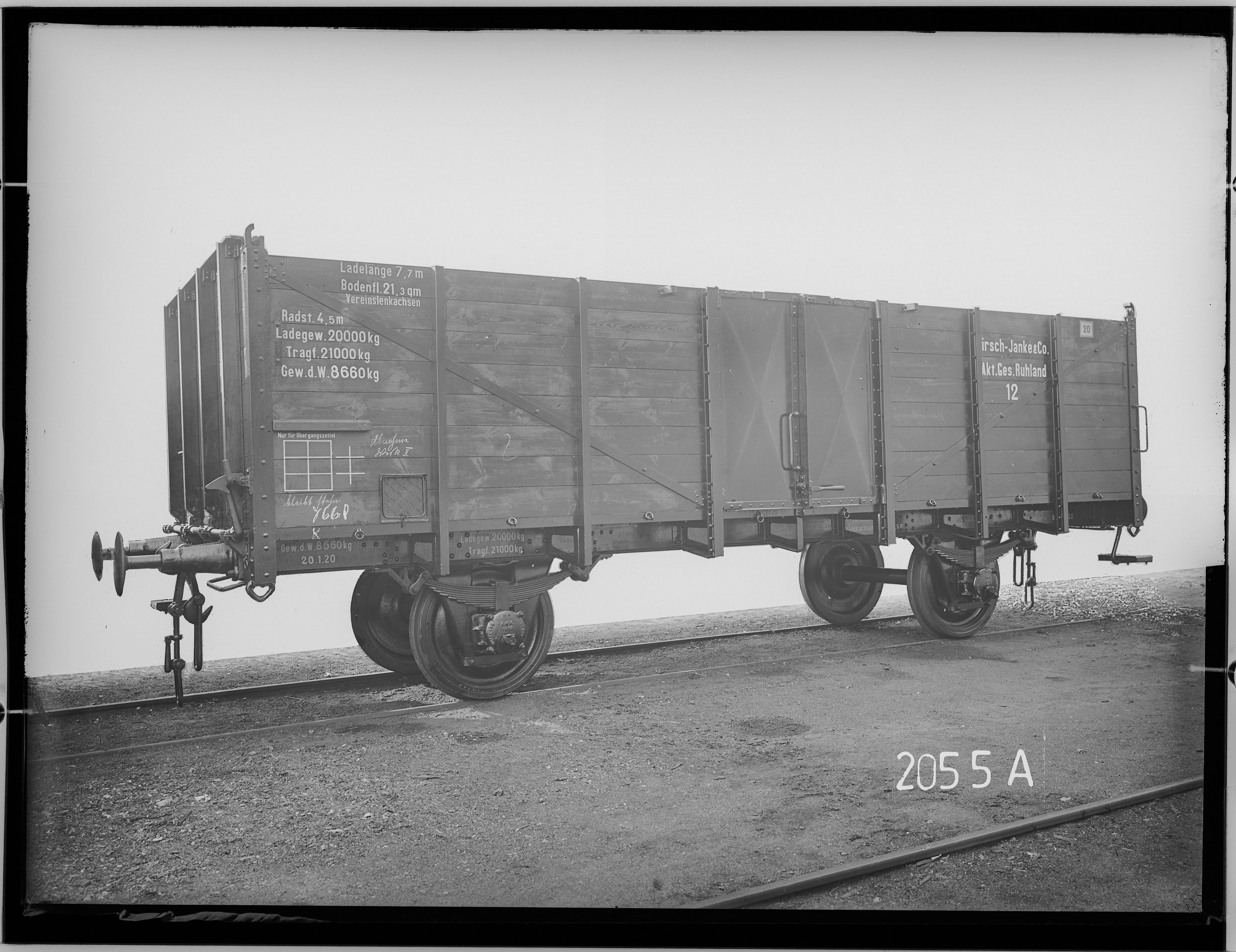 Fotografie: zweiachsiger offener Güterwagen mit drei Ladetüren (andere Ansicht), 1920 (Schenkung der Bombardier Transportation, Werk Görlitz | Eigentum/Sammlung der Verkehrsmuseums Dresden gGmbH CC BY-NC-SA)