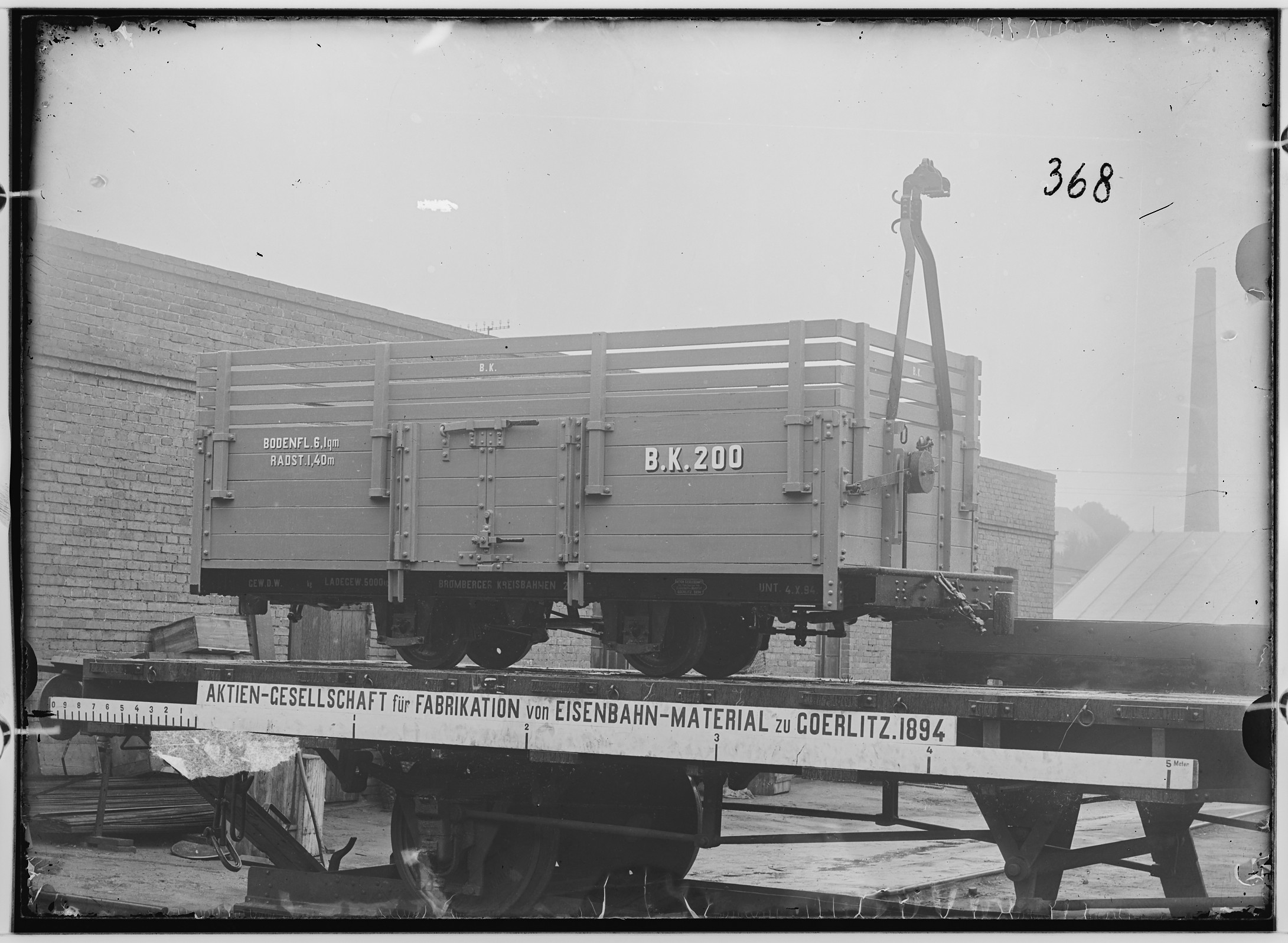 Fotografie: zweiachsiger offener Güterwagen mit Gewichtbremse, 1894 (Schenkung der Bombardier Transportation, Werk Görlitz | Eigentum/Sammlung der Verkehrsmuseums Dresden gGmbH CC BY-NC-SA)