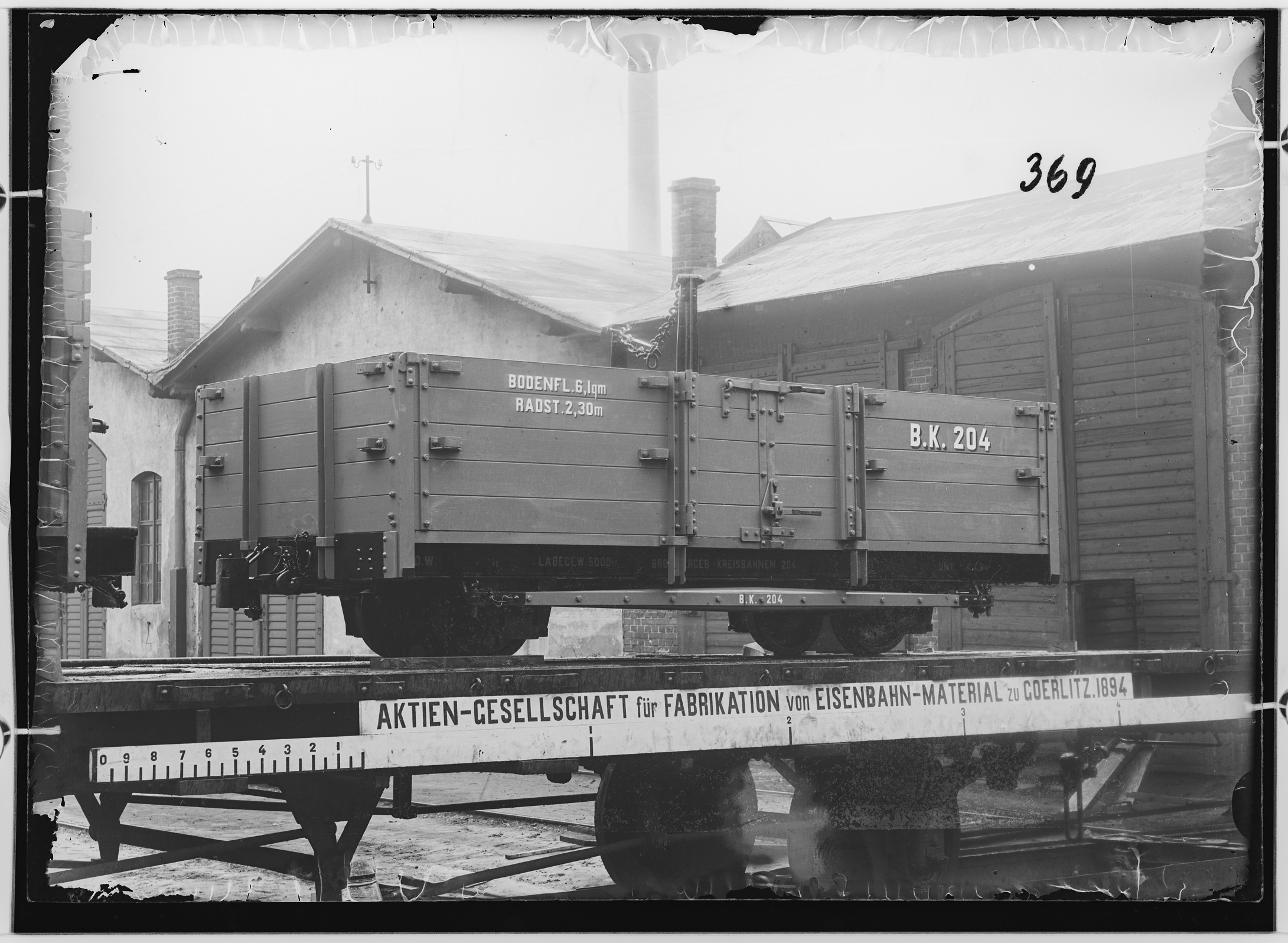 Fotografie: zweiachsiger offener Güterwagen mit Gewichtbremse, 1894 (Schenkung der Bombardier Transportation, Werk Görlitz | Eigentum/Sammlung der Verkehrsmuseums Dresden gGmbH CC BY-NC-SA)