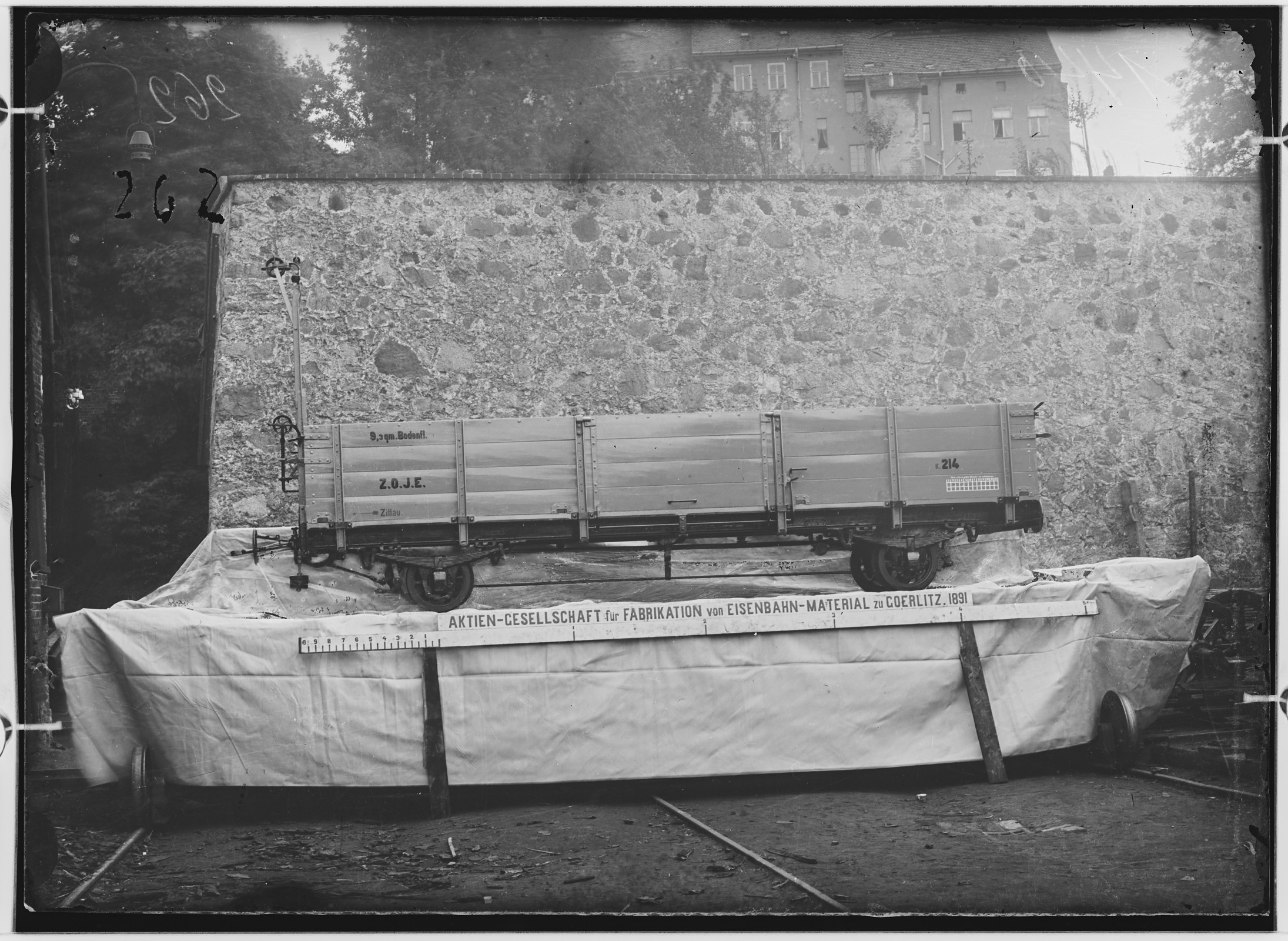 Fotografie: zweiachsiger offener Güterwagen mit Gewichtsbremse, 1891 (Schenkung der Bombardier Transportation, Werk Görlitz | Eigentum/Sammlung der Verkehrsmuseums Dresden gGmbH CC BY-NC-SA)