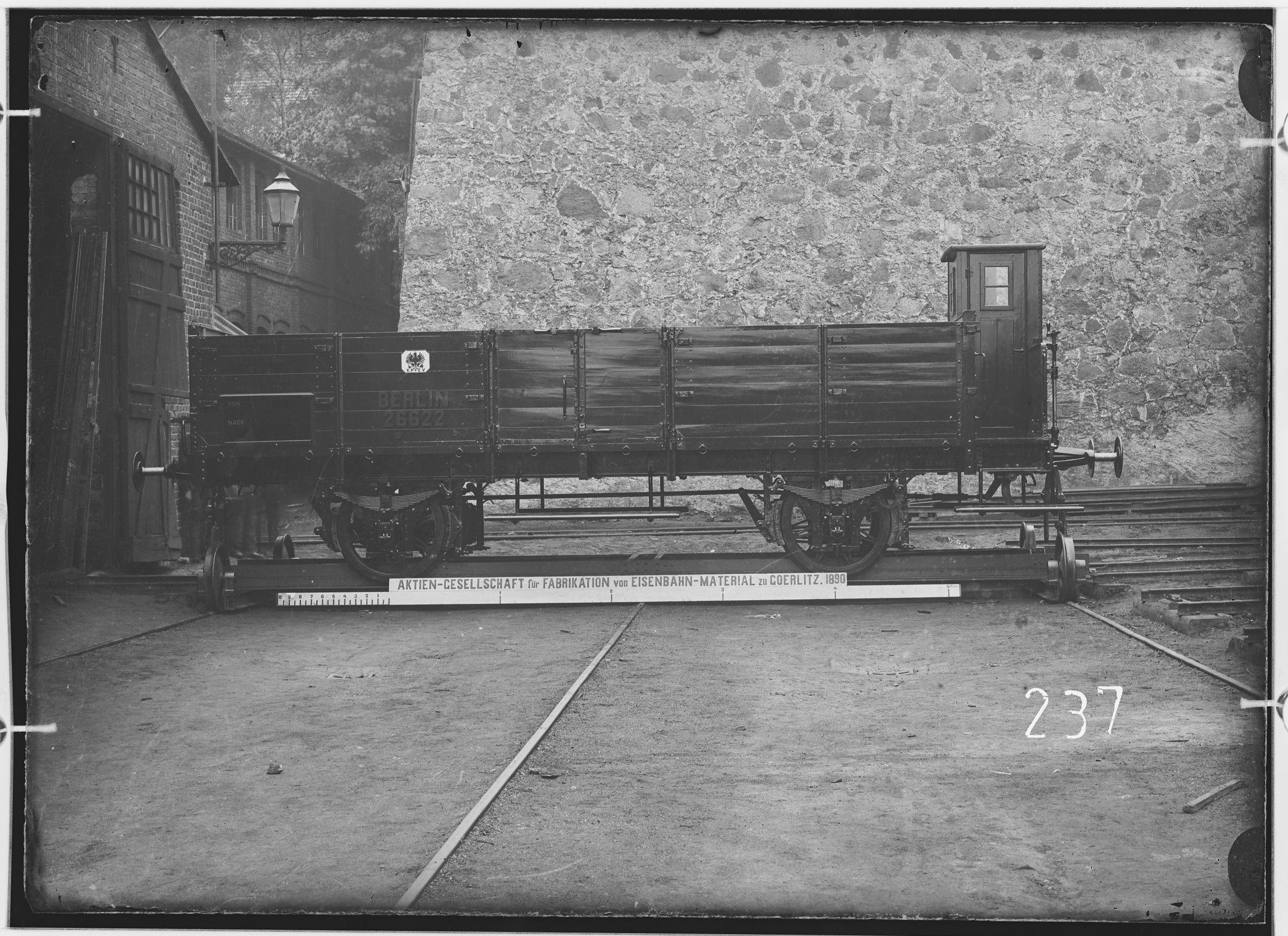 Fotografie: zweiachsiger offener Güterwagen mit Handbremse, 1890 (Schenkung der Bombardier Transportation, Werk Görlitz | Eigentum/Sammlung der Verkehrsmuseums Dresden gGmbH CC BY-NC-SA)