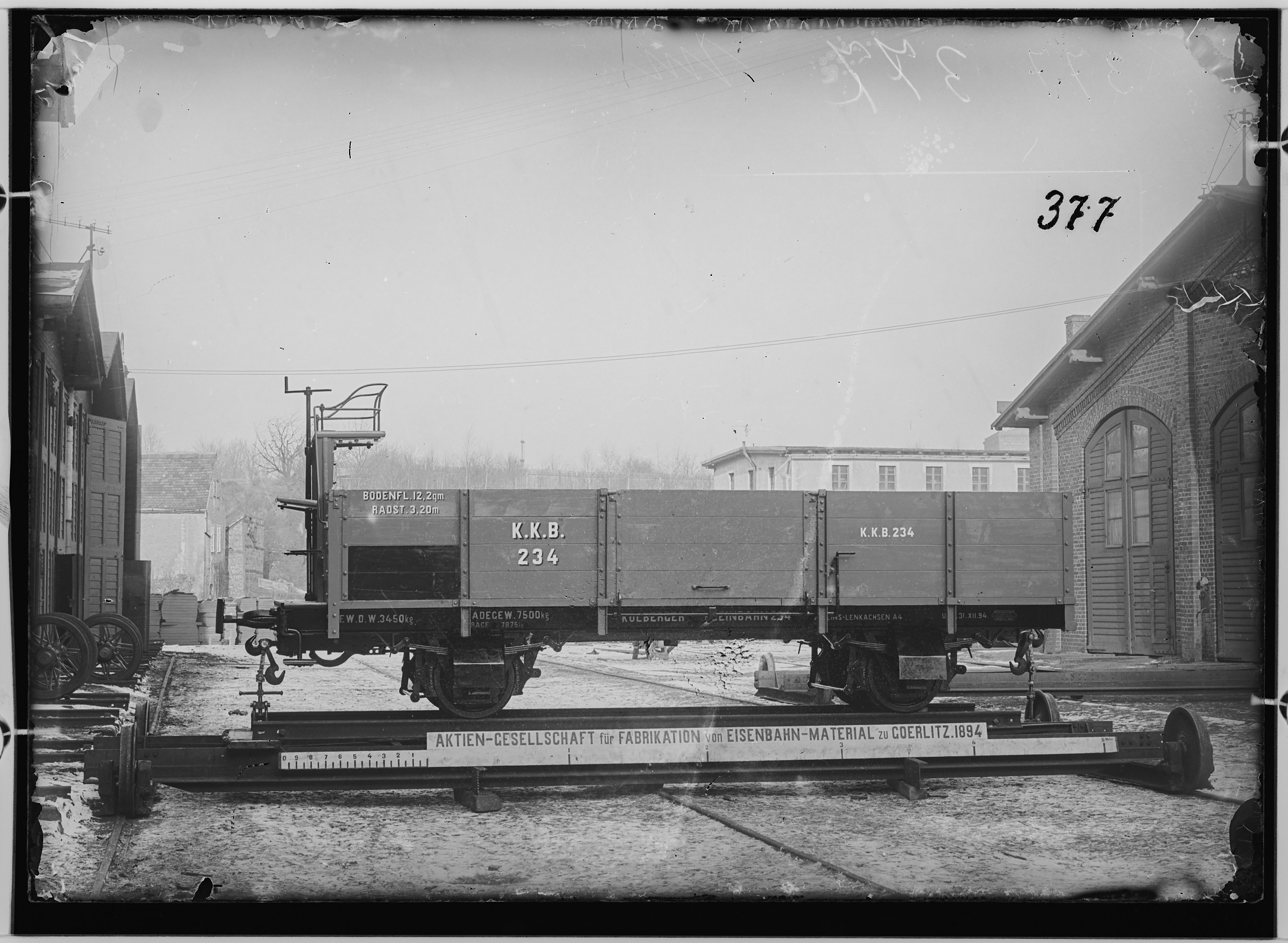 Fotografie: zweiachsiger offener Güterwagen mit Handbremse, 1894 (Schenkung der Bombardier Transportation, Werk Görlitz | Eigentum/Sammlung der Verkehrsmuseums Dresden gGmbH CC BY-NC-SA)