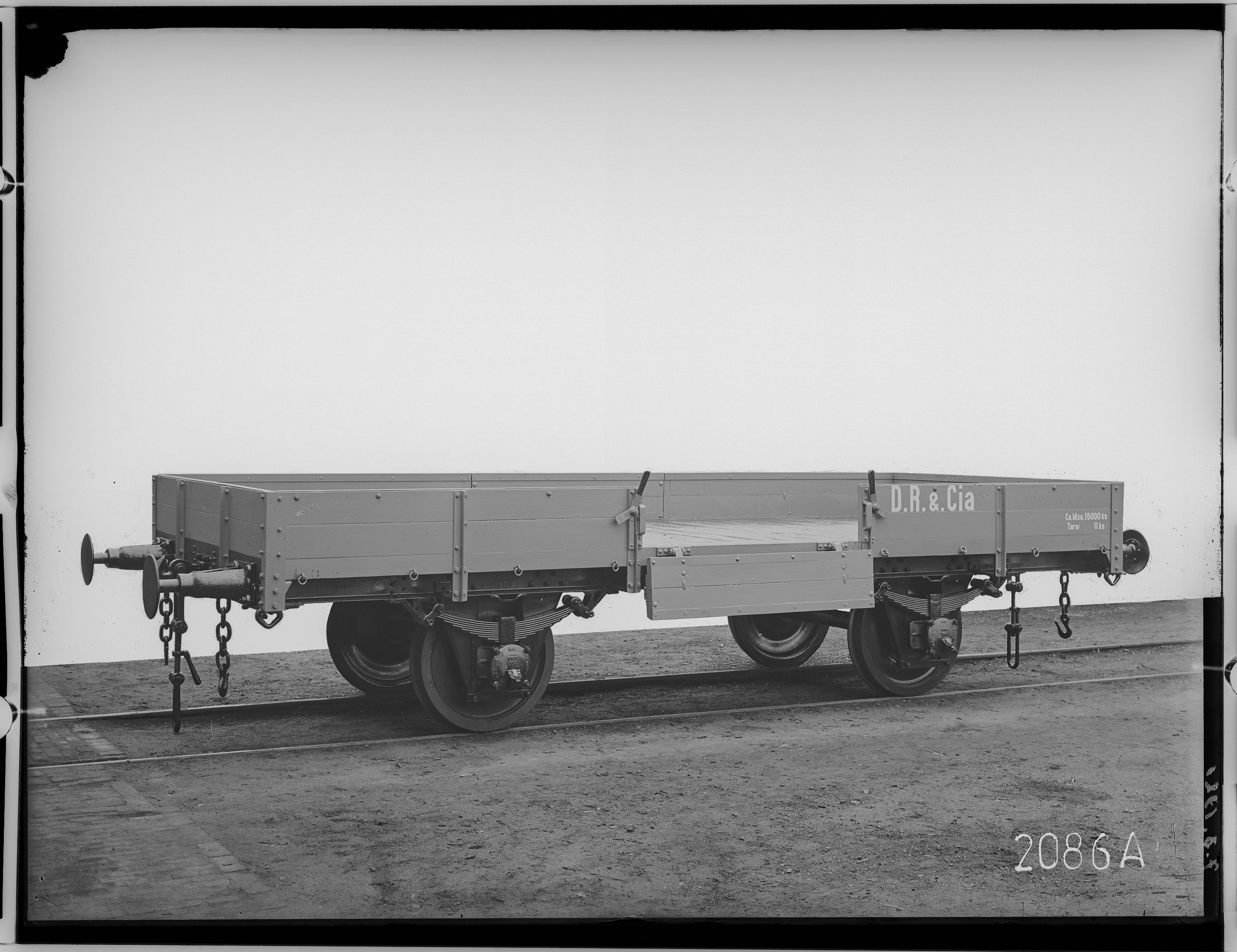 Fotografie: zweiachsiger offener Güterwagen ohne Bremse (Seitenklappe geöffnet), 1921 (Schenkung der Bombardier Transportation, Werk Görlitz | Eigentum/Sammlung der Verkehrsmuseums Dresden gGmbH CC BY-NC-SA)