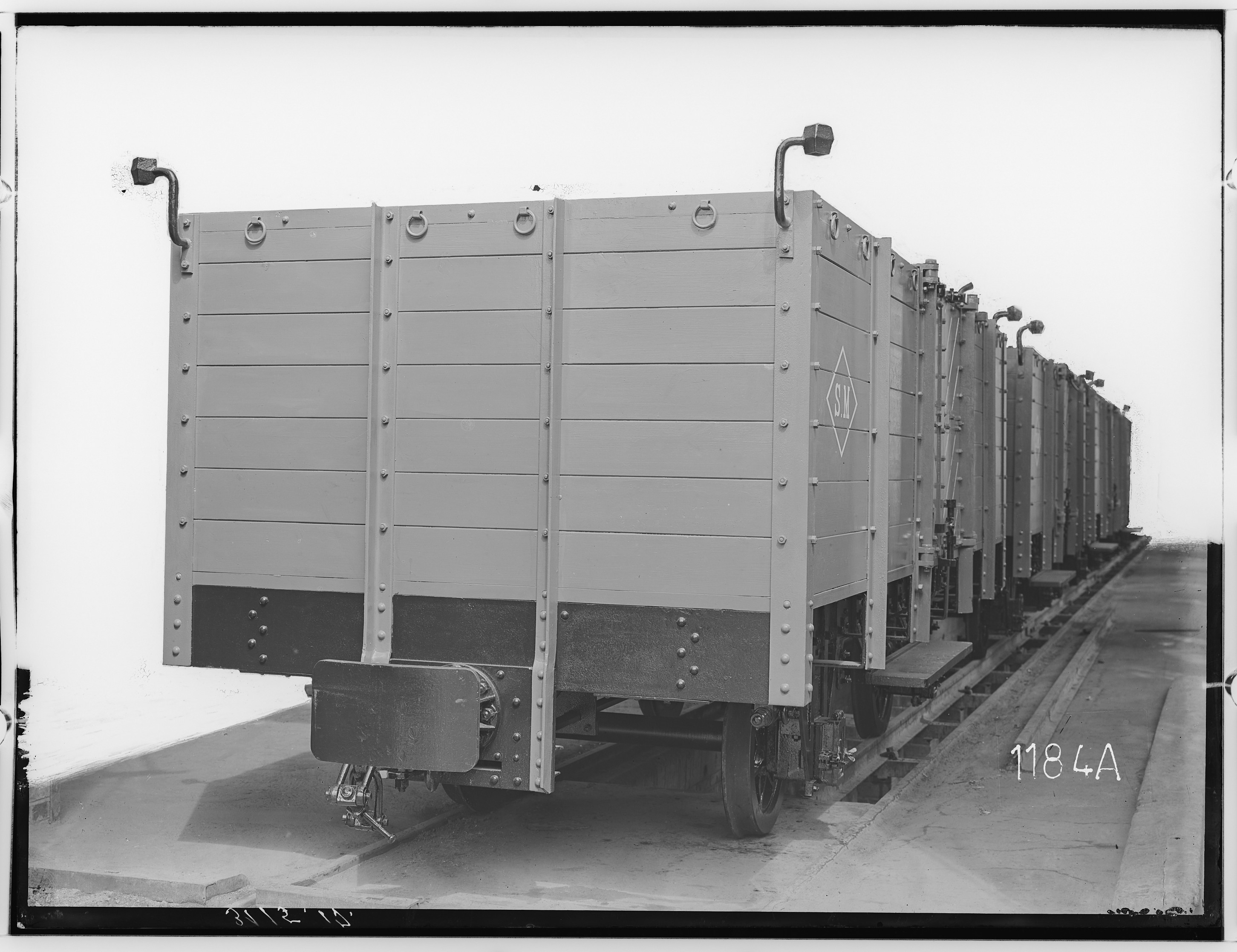 Fotografie: zweiachsiger offener Güterwagen ohne Bremse (Stirnansicht), 1917 (Schenkung der Bombardier Transportation, Werk Görlitz | Eigentum/Sammlung der Verkehrsmuseums Dresden gGmbH CC BY-NC-SA)