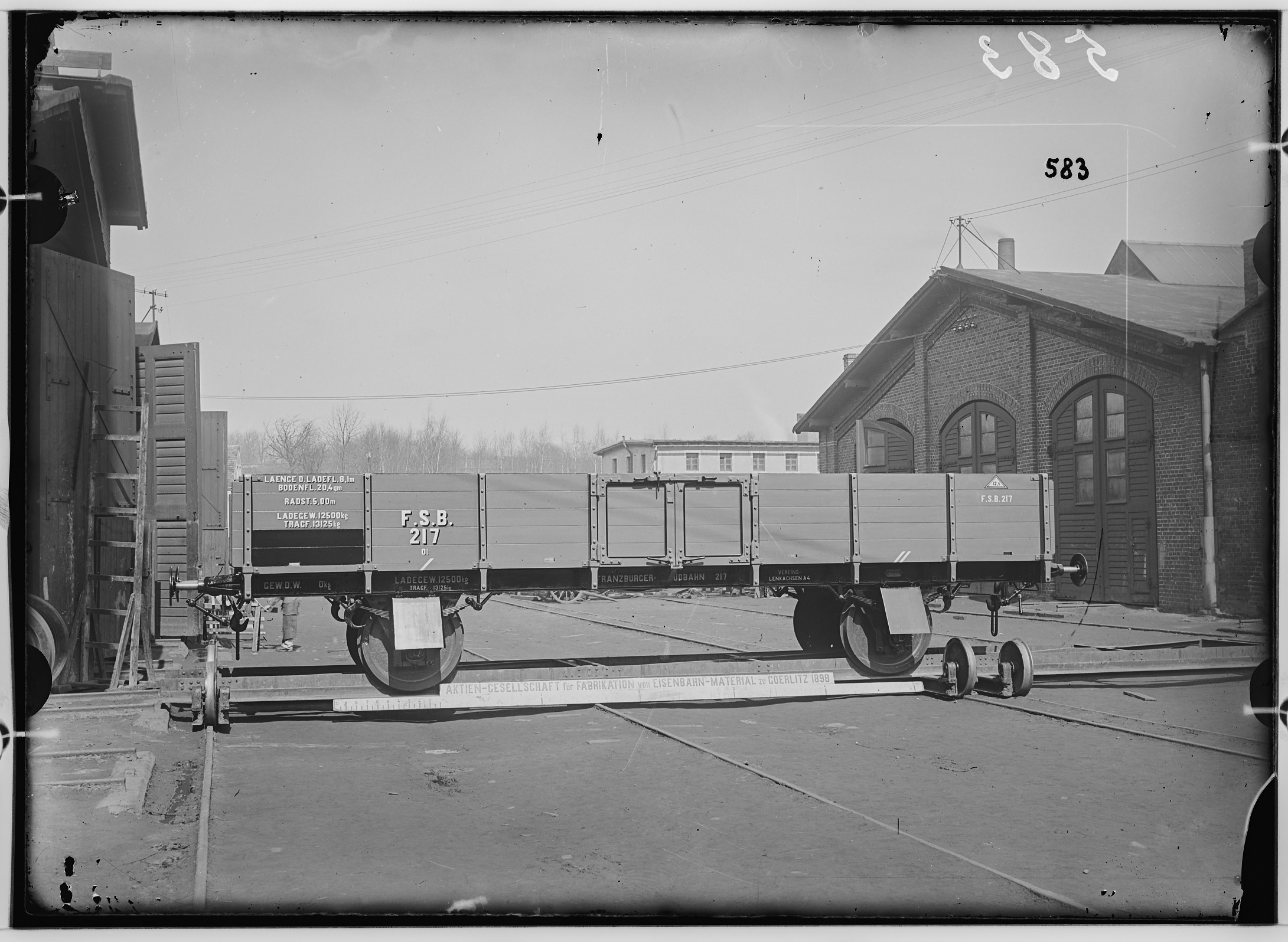Fotografie: zweiachsiger offener Kleinbahn-Güterwagen, 1898 (Schenkung der Bombardier Transportation, Werk Görlitz | Eigentum/Sammlung der Verkehrsmuseums Dresden gGmbH CC BY-NC-SA)