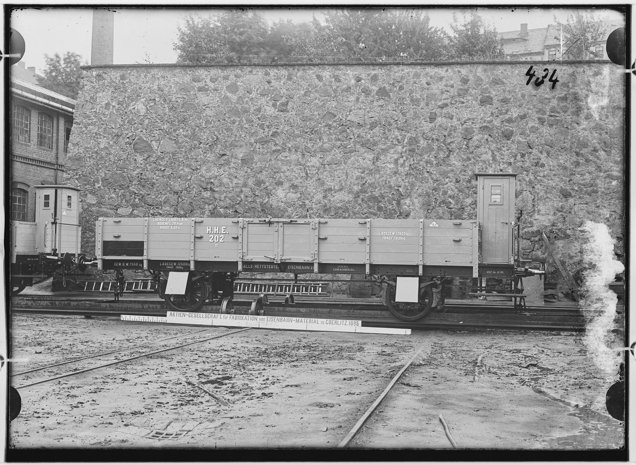 Fotografie: zweiachsiger offener Kleinbahn-Güterwagen mit Bremshäuschen, 1895 (Schenkung der Bombardier Transportation, Werk Görlitz | Eigentum/Sammlung der Verkehrsmuseums Dresden gGmbH CC BY-NC-SA)