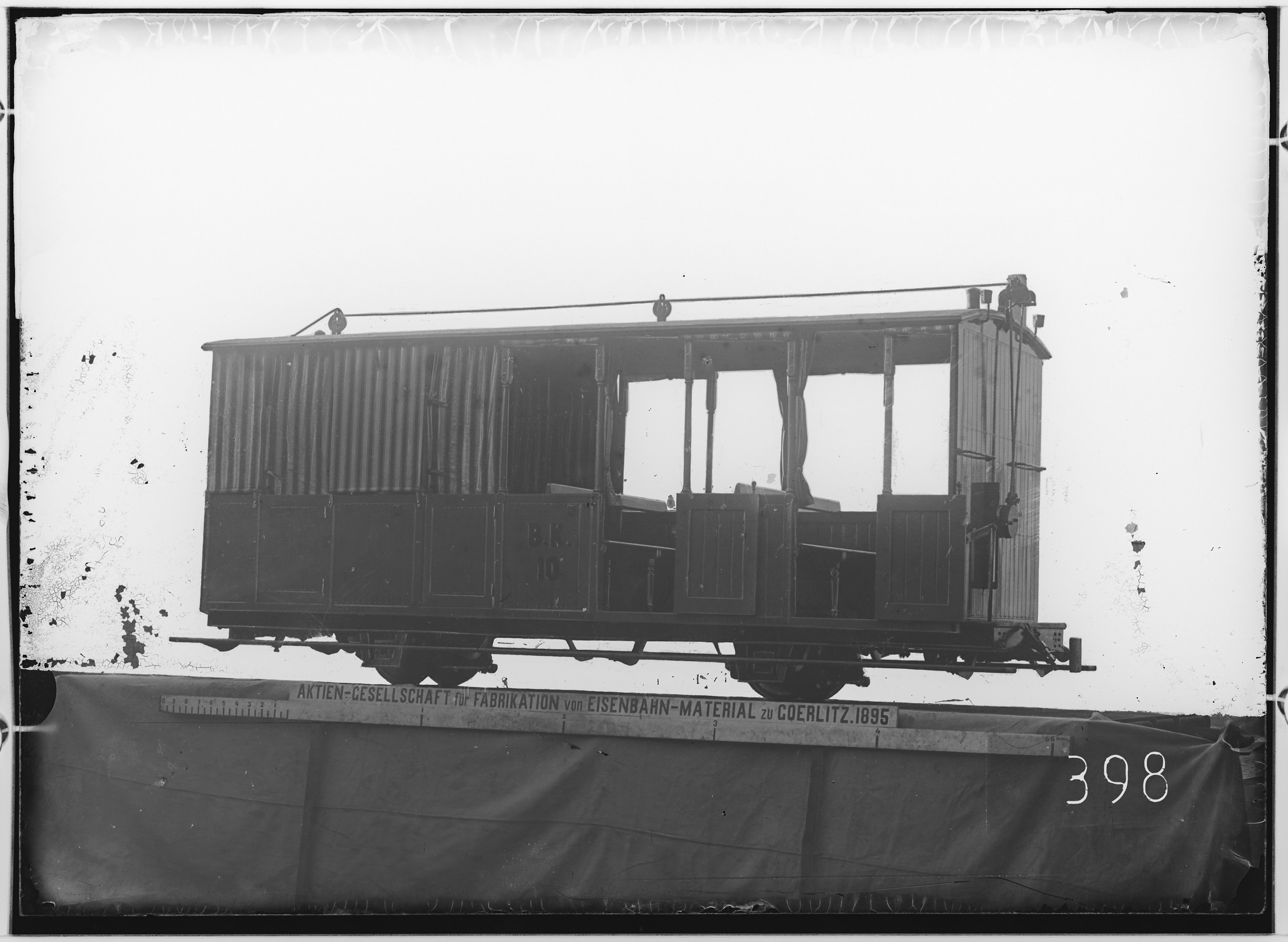 Fotografie: zweiachsiger offener Kleinbahn-Personen-Sommerwagen mit Gewichtbremse, 1895 (Schenkung der Bombardier Transportation, Werk Görlitz | Eigentum/Sammlung der Verkehrsmuseums Dresden gGmbH CC BY-NC-SA)