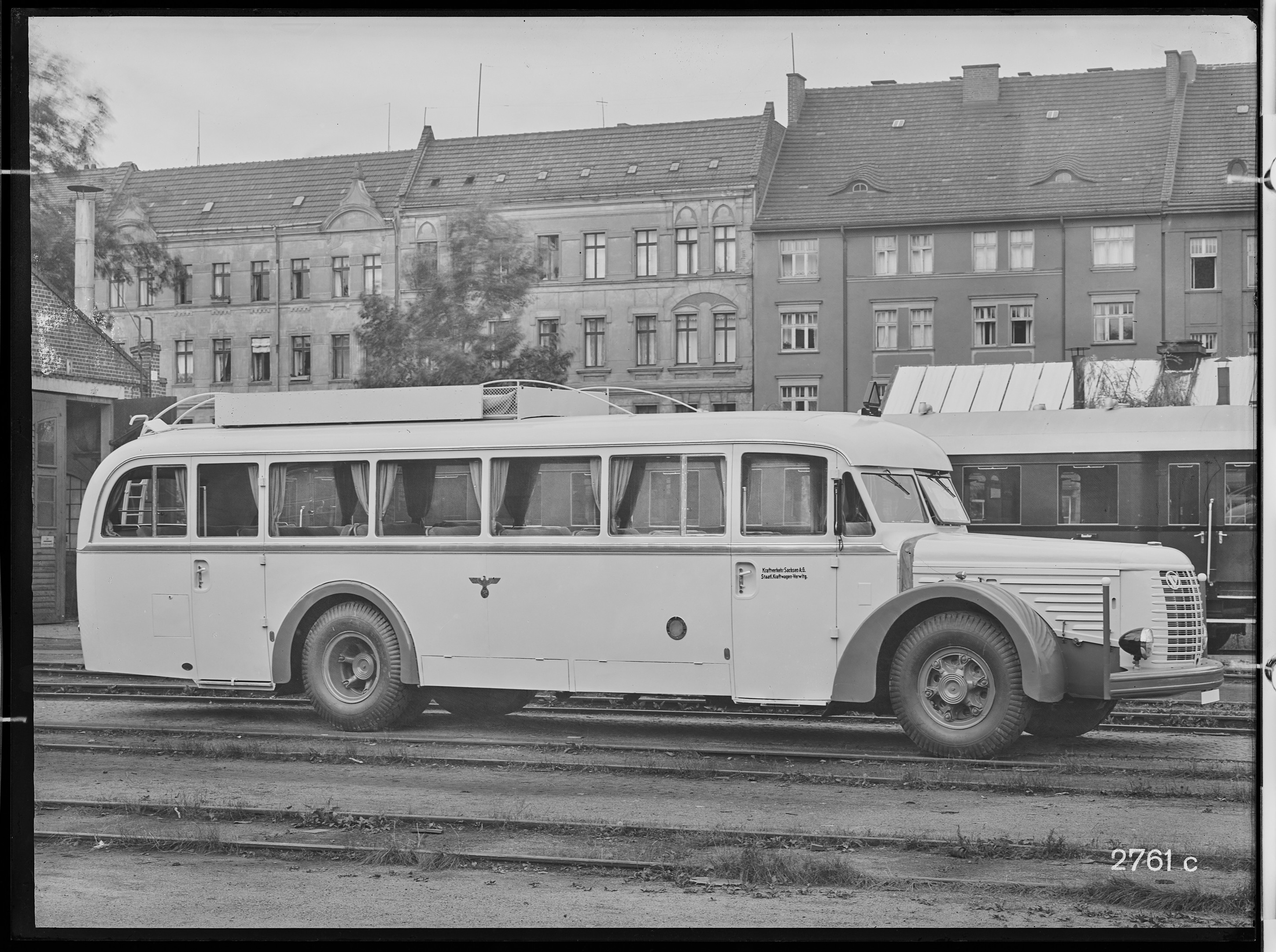 Fotografie: zweiachsiger Omnibus (Längsansicht), 1939. Kraftverkehr Sachsen Aktiengesellschaft (K.V.G. Sachsen) (Schenkung der Bombardier Transportation, Werk Görlitz | Eigentum/Sammlung der Verkehrsmuseums Dresden gGmbH CC BY-NC-SA)
