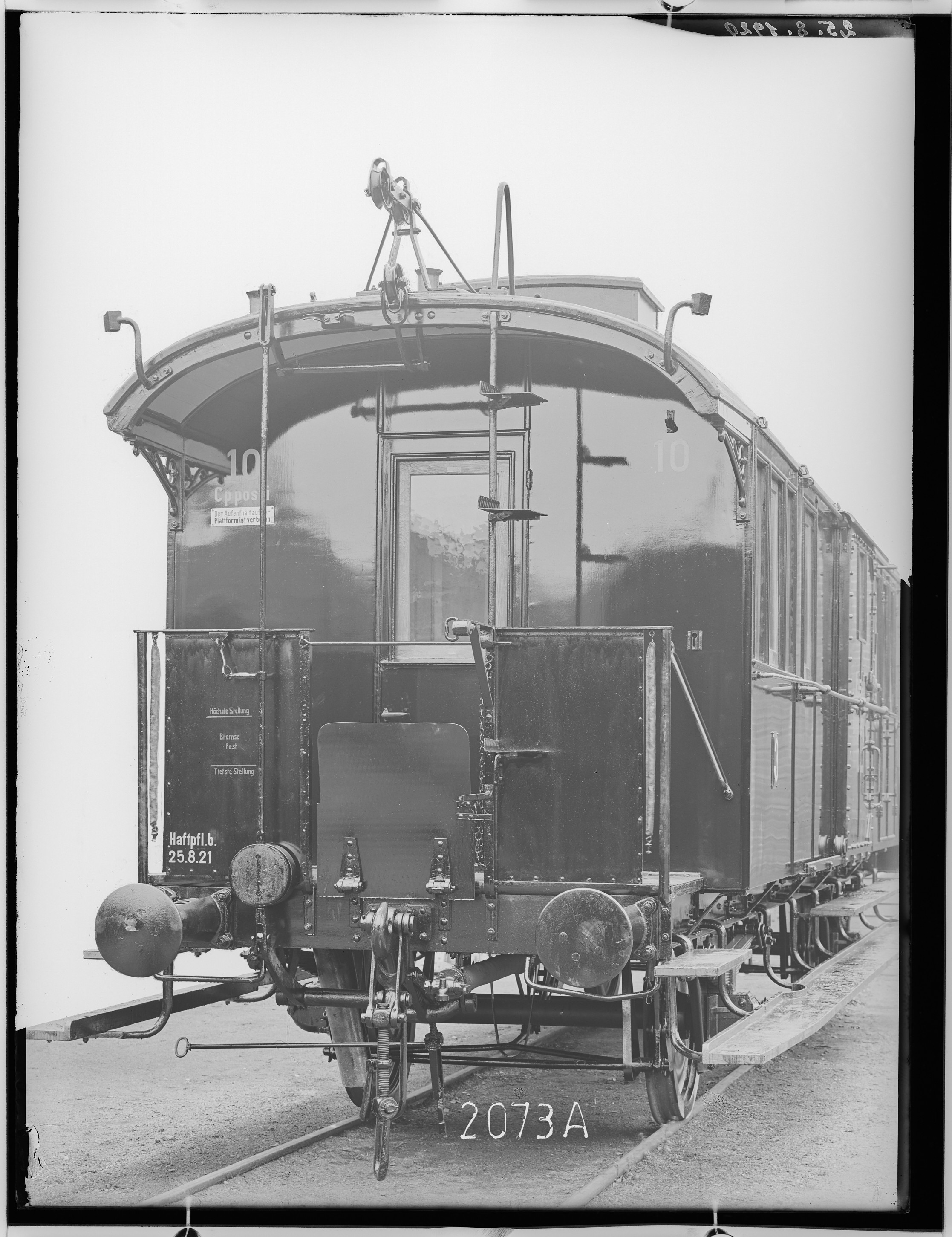 Fotografie: zweiachsiger Personen-Post-Gepäckwagen (Stirnansicht), 1920 (Schenkung der Bombardier Transportation, Werk Görlitz | Eigentum/Sammlung der Verkehrsmuseums Dresden gGmbH CC BY-NC-SA)