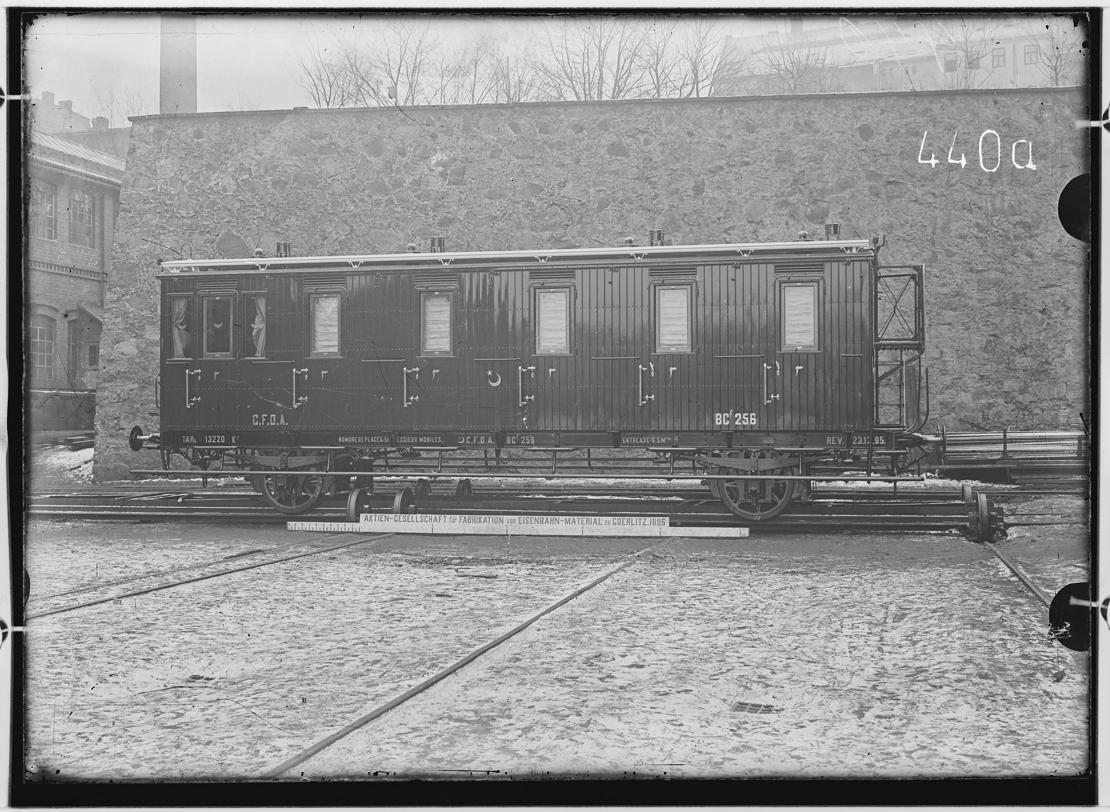 Fotografie: zweiachsiger Personenwagen, 1895 (Schenkung der Bombardier Transportation, Werk Görlitz | Eigentum/Sammlung der Verkehrsmuseums Dresden gGmbH CC BY-NC-SA)