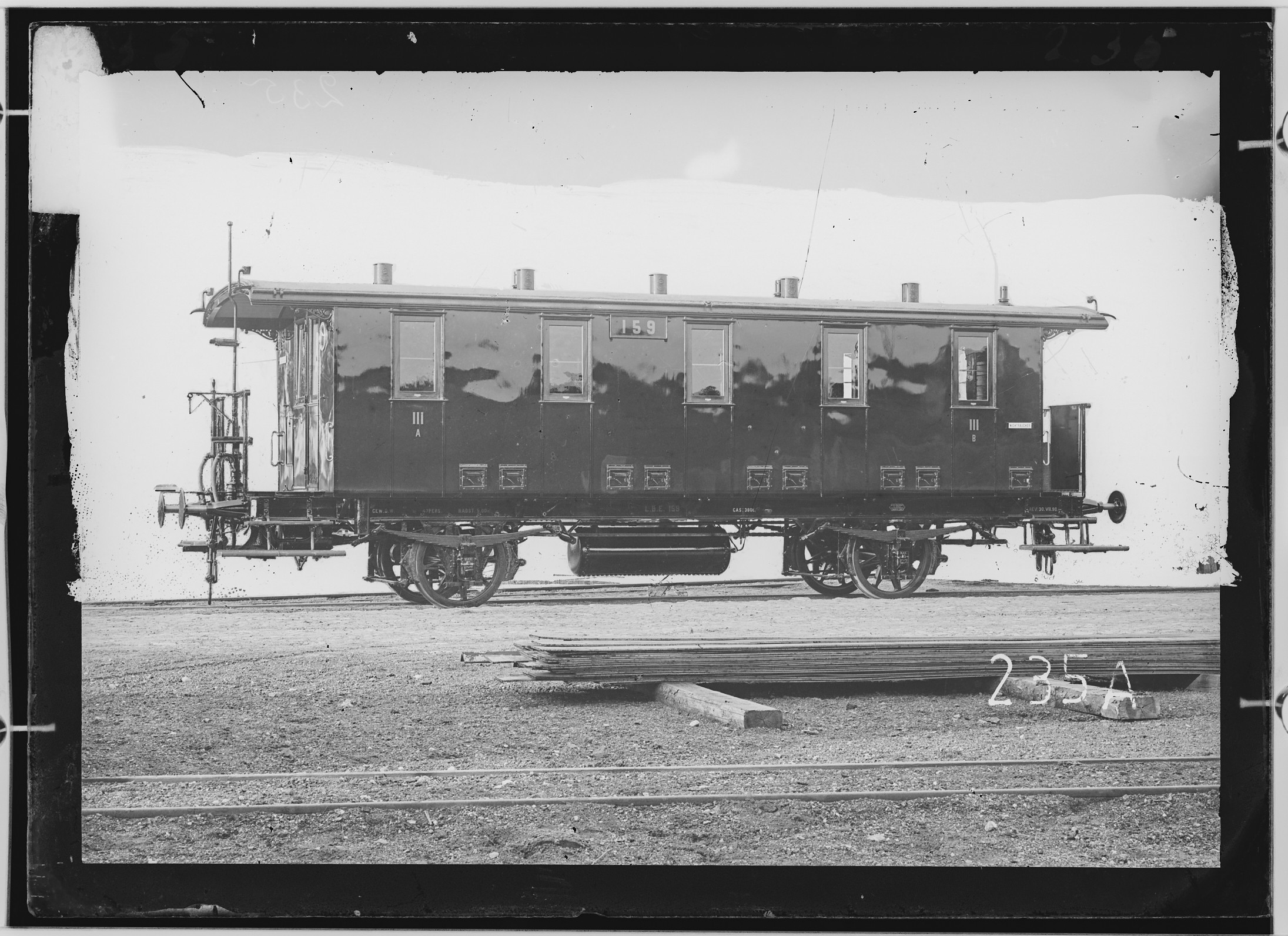 Fotografie: zweiachsiger Personenwagen dritte Klasse, 1890 (Schenkung der Bombardier Transportation, Werk Görlitz | Eigentum/Sammlung der Verkehrsmuseums Dresden gGmbH CC BY-NC-SA)