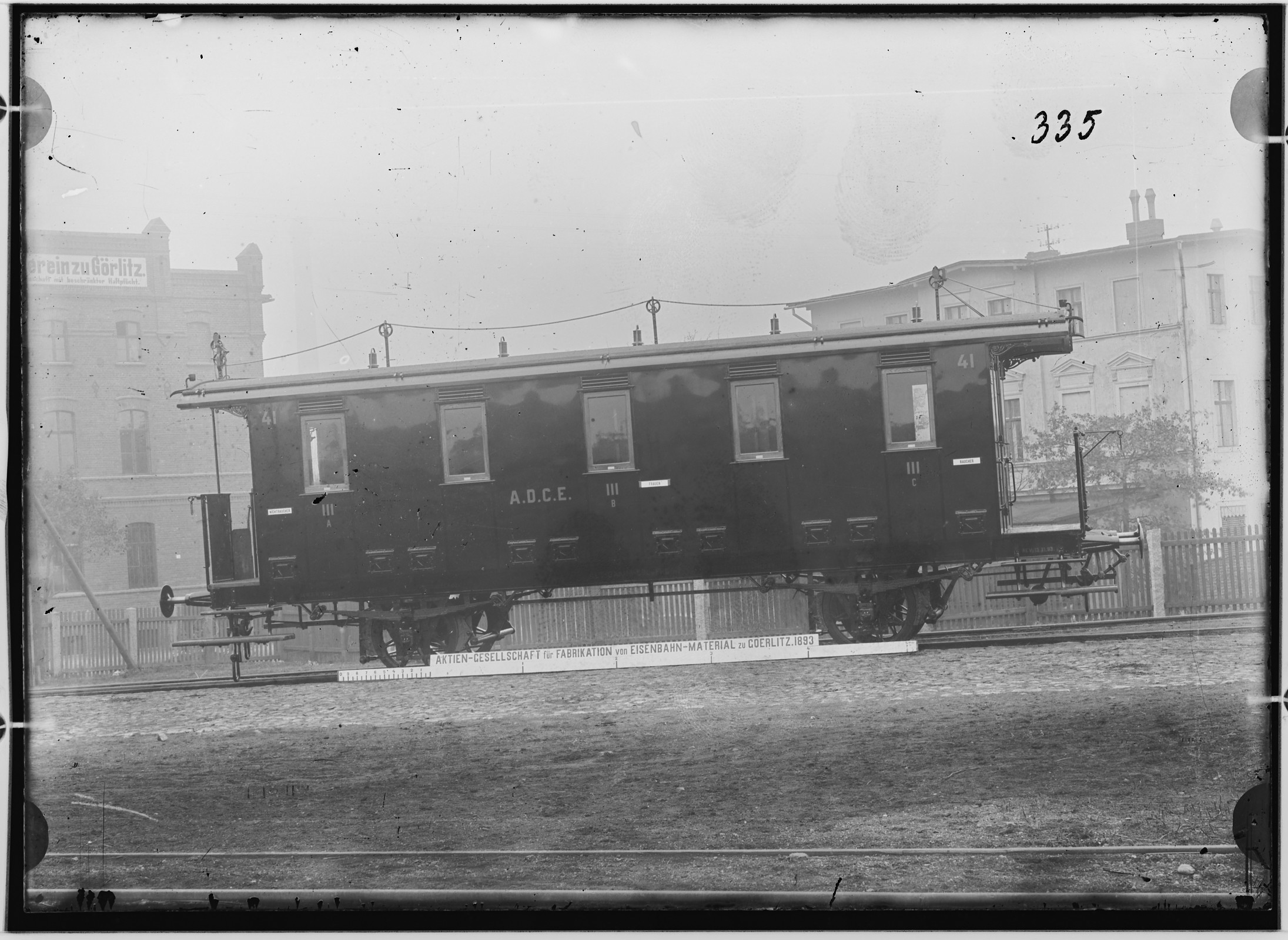 Fotografie: zweiachsiger Personenwagen mit Gewichtbremse, 1893 (Schenkung der Bombardier Transportation, Werk Görlitz | Eigentum/Sammlung der Verkehrsmuseums Dresden gGmbH CC BY-NC-SA)