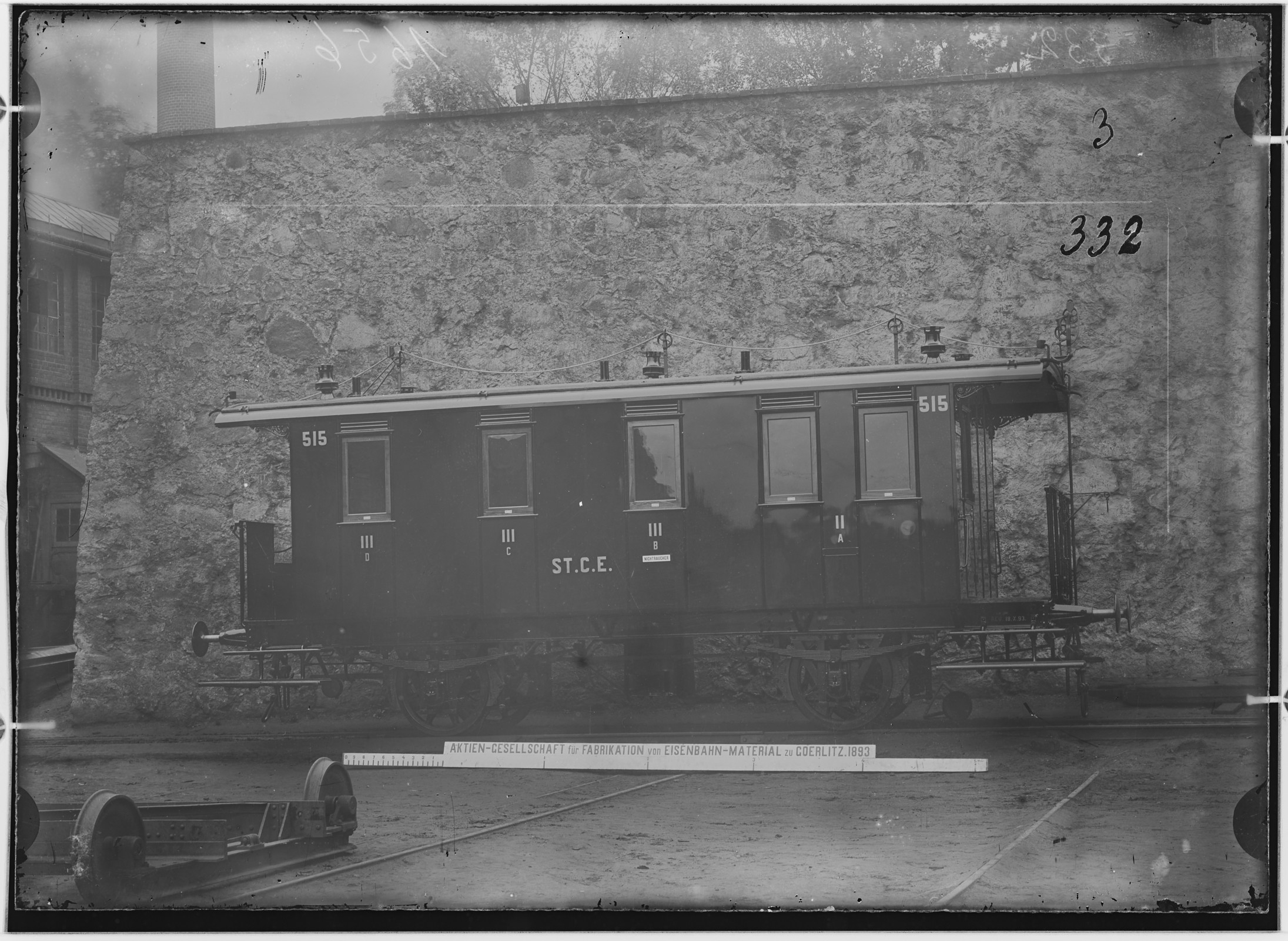 Fotografie: zweiachsiger Personenwagen mit Gewichtbremse, 1893 (Schenkung der Bombardier Transportation, Werk Görlitz | Eigentum/Sammlung der Verkehrsmuseums Dresden gGmbH CC BY-NC-SA)