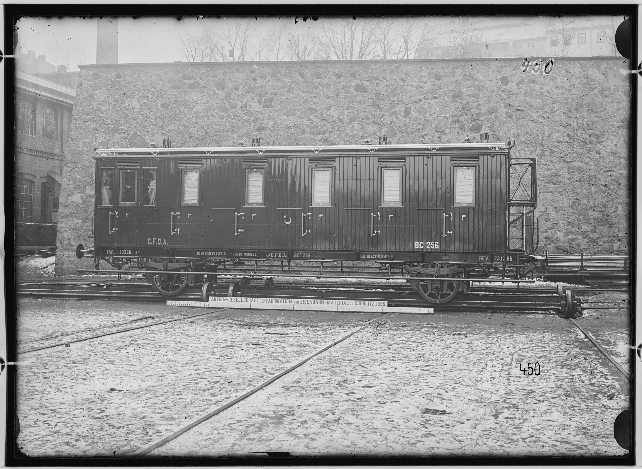 Fotografie: zweiachsiger Personenwagen mit Gewichtbremse, 1895 (Schenkung der Bombardier Transportation, Werk Görlitz | Eigentum/Sammlung der Verkehrsmuseums Dresden gGmbH CC BY-NC-SA)