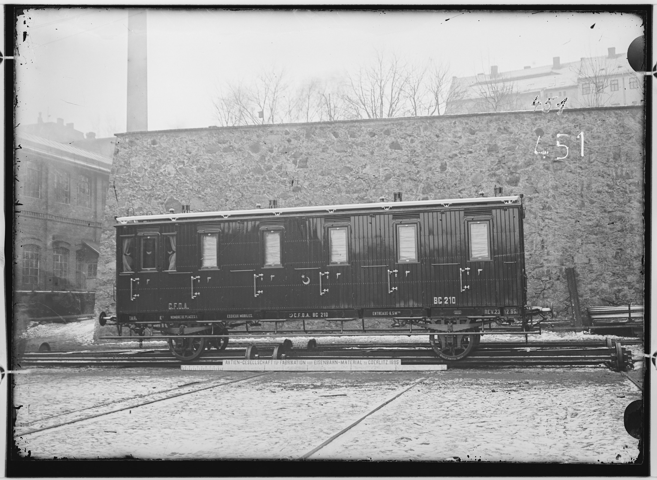 Fotografie: zweiachsiger Personenwagen mit Gewichtbremse, 1895 (Schenkung der Bombardier Transportation, Werk Görlitz | Eigentum/Sammlung der Verkehrsmuseums Dresden gGmbH CC BY-NC-SA)