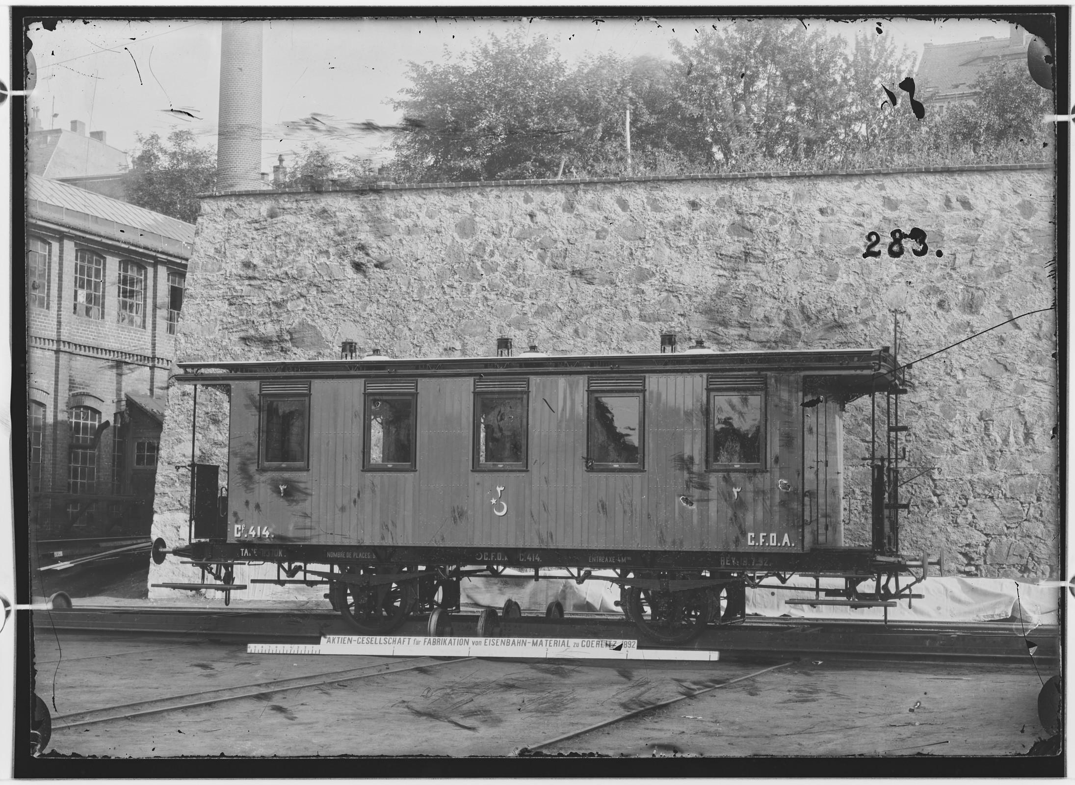 Fotografie: zweiachsiger Personenwagen mit Handbremse, 1892 (Schenkung der Bombardier Transportation, Werk Görlitz | Eigentum/Sammlung der Verkehrsmuseums Dresden gGmbH CC BY-NC-SA)