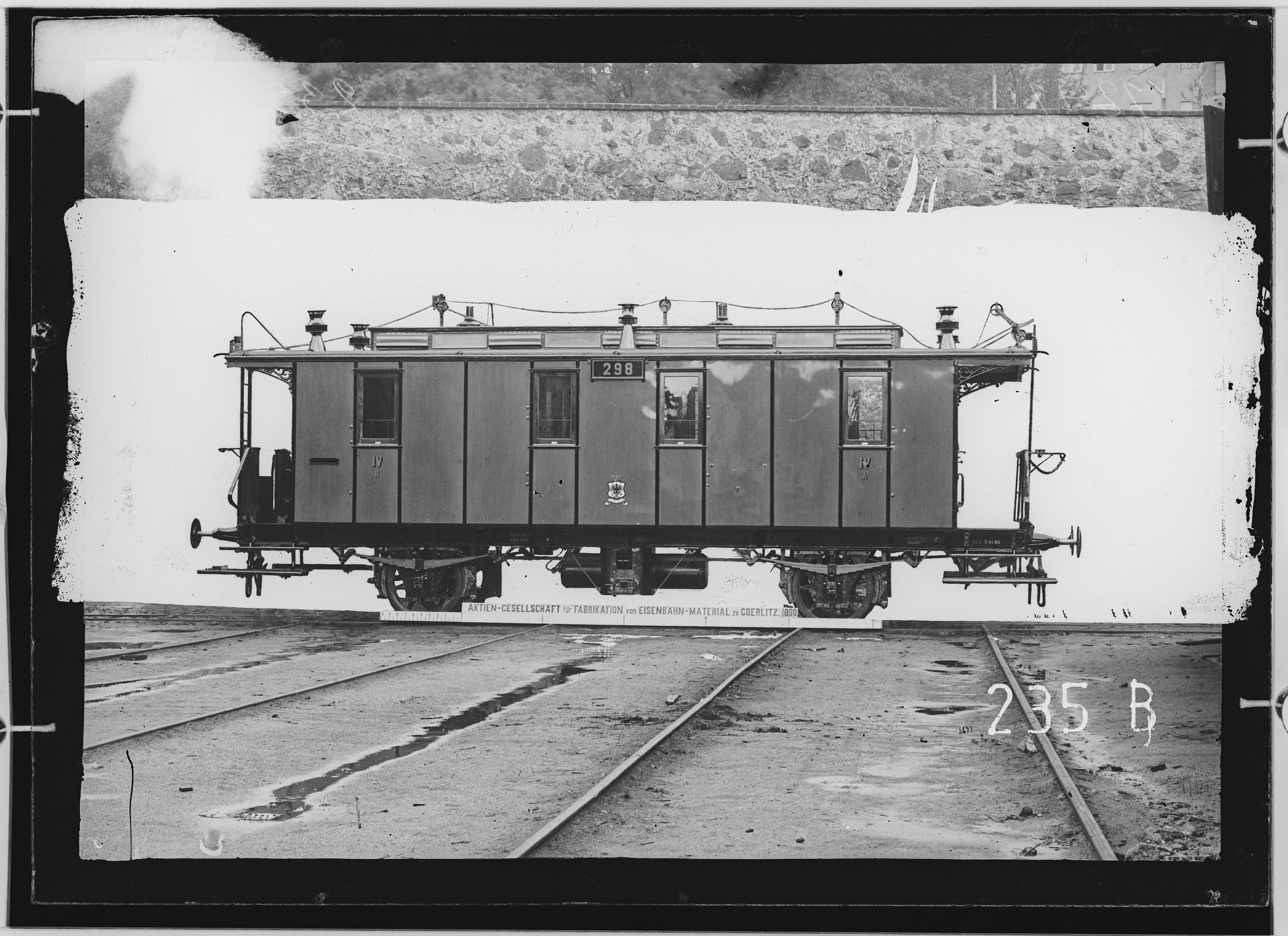 Fotografie: zweiachsiger Personenwagen vierte Klasse, 1890 (Schenkung der Bombardier Transportation, Werk Görlitz | Eigentum/Sammlung der Verkehrsmuseums Dresden gGmbH CC BY-NC-SA)