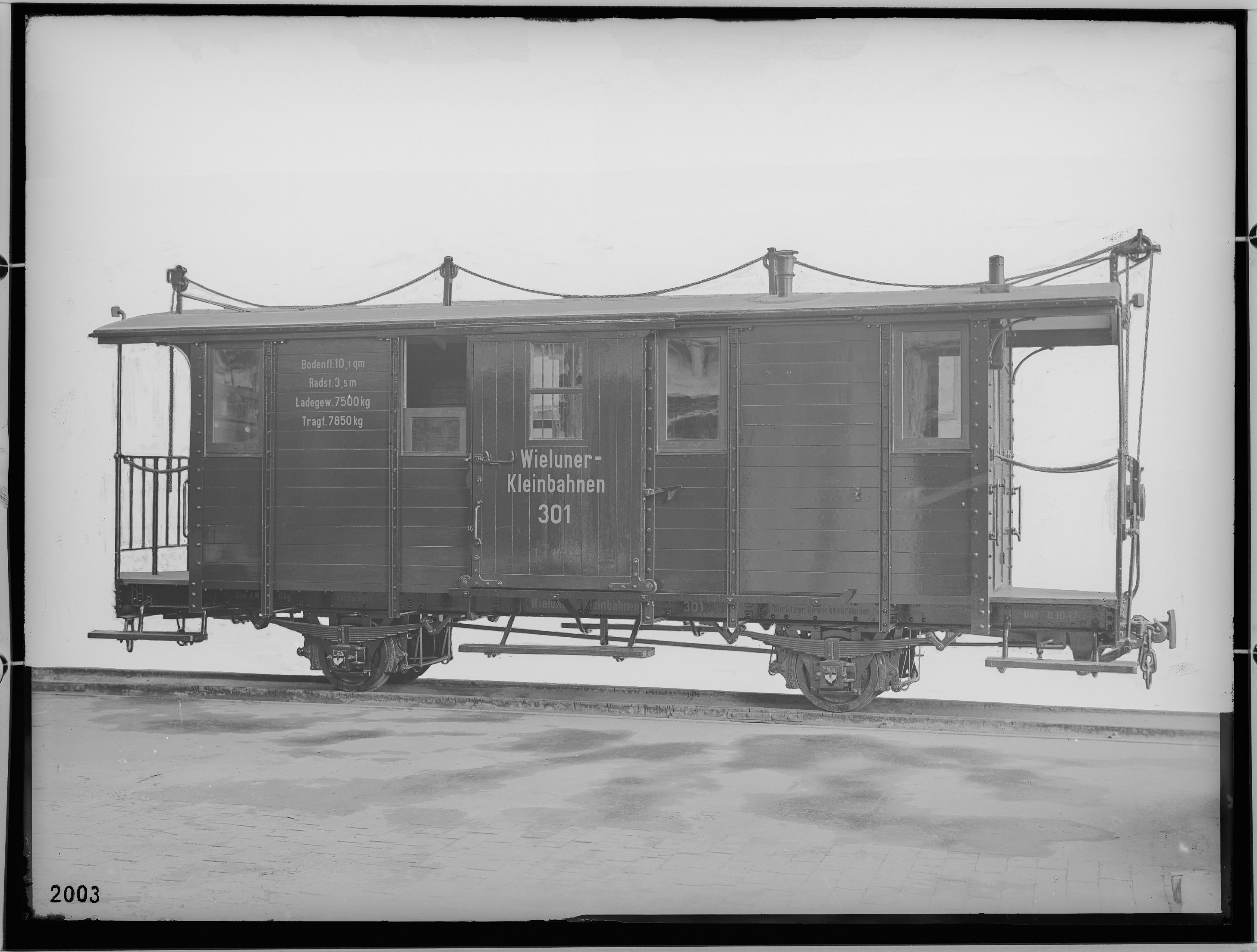 Fotografie: zweiachsiger Personenwagen vierte Klasse (Spurweite: 750 mm), 1917 (Schenkung der Bombardier Transportation, Werk Görlitz | Eigentum/Sammlung der Verkehrsmuseums Dresden gGmbH CC BY-NC-SA)