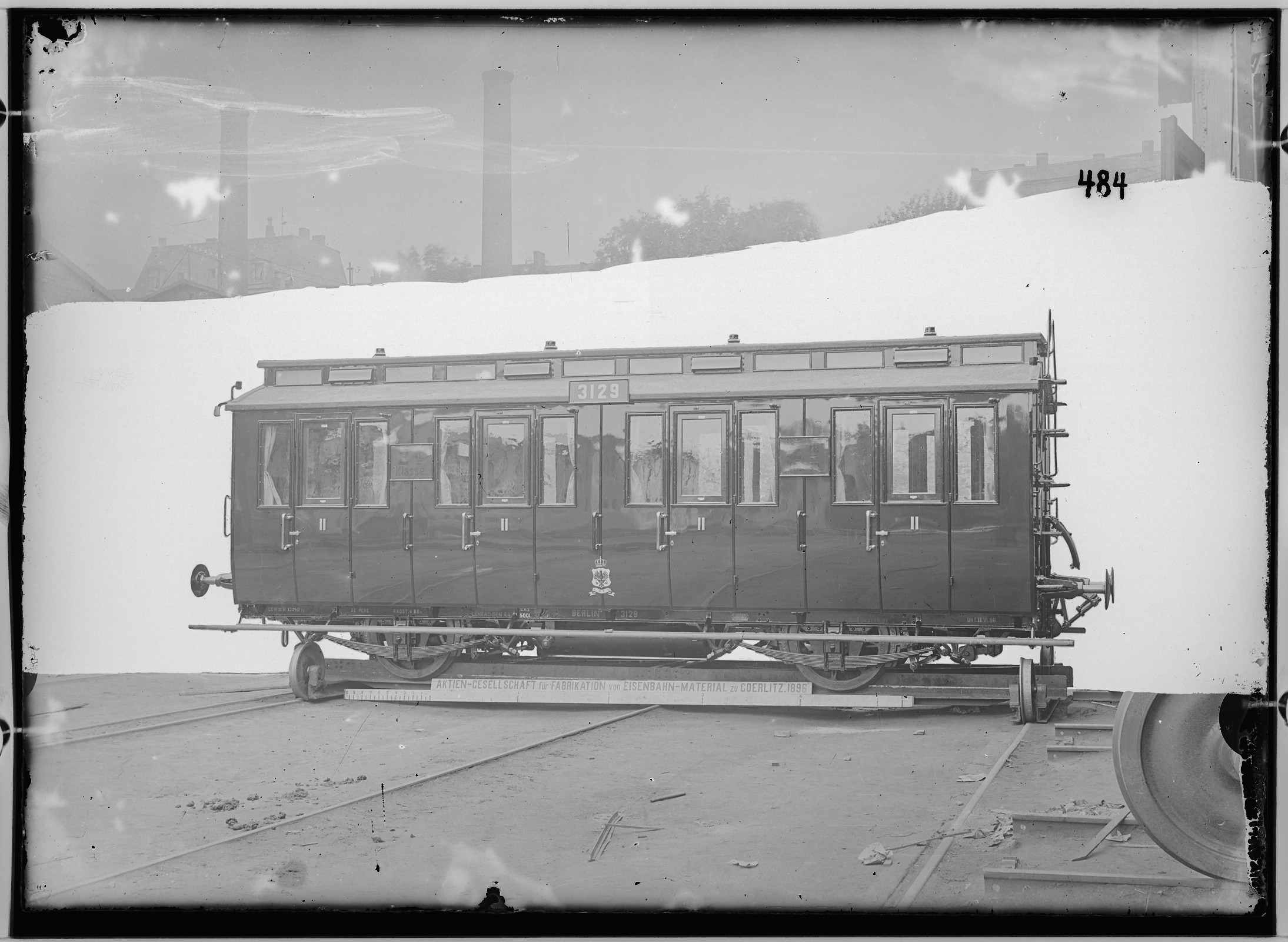 Fotografie: zweiachsiger Personenwagen zweite Klasse, 1896 (Schenkung der Bombardier Transportation, Werk Görlitz | Eigentum/Sammlung der Verkehrsmuseums Dresden gGmbH CC BY-NC-SA)