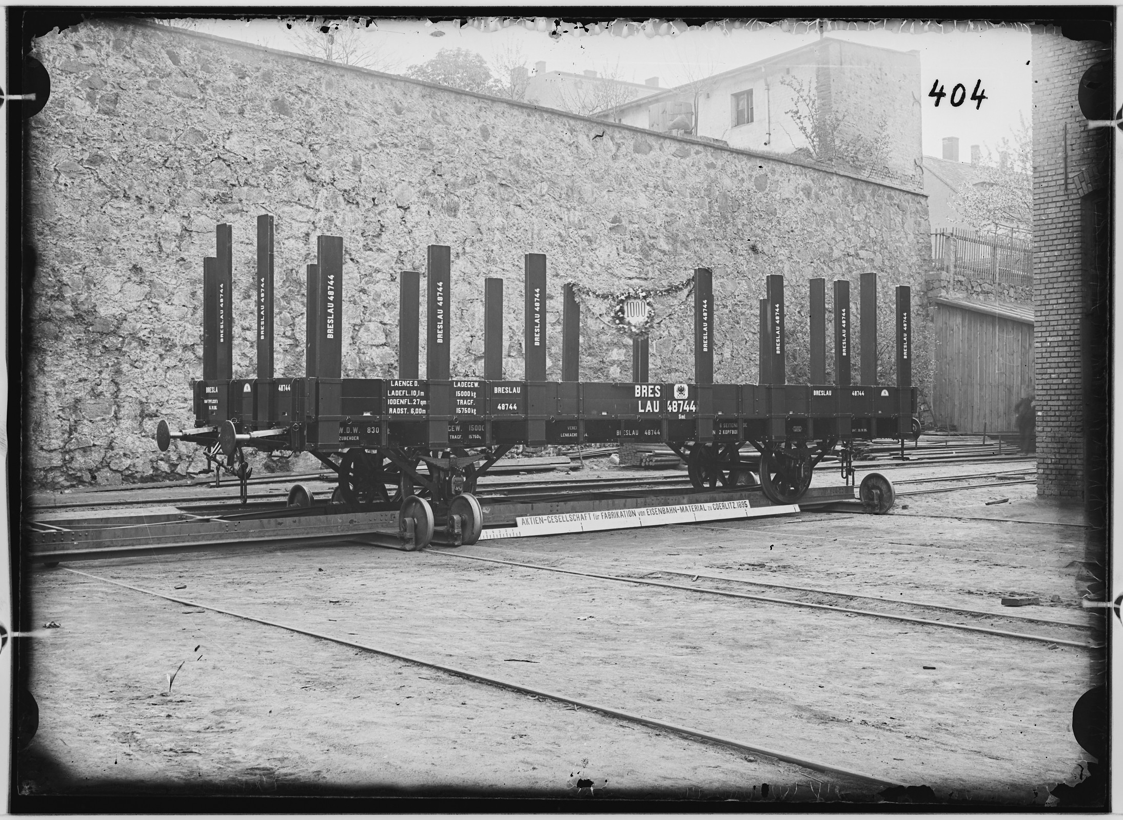 Fotografie: zweiachsiger Plattformwagen, 1895 (Schenkung der Bombardier Transportation, Werk Görlitz | Eigentum/Sammlung der Verkehrsmuseums Dresden gGmbH CC BY-NC-SA)