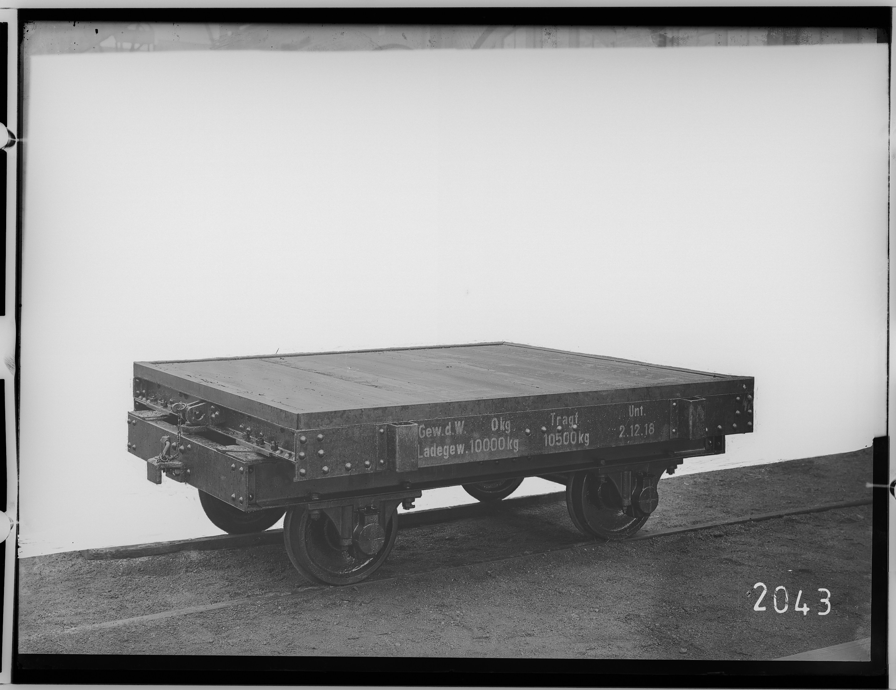 Fotografie: zweiachsiger Plattformwagen, 1918 (Schenkung der Bombardier Transportation, Werk Görlitz | Eigentum/Sammlung der Verkehrsmuseums Dresden gGmbH CC BY-NC-SA)