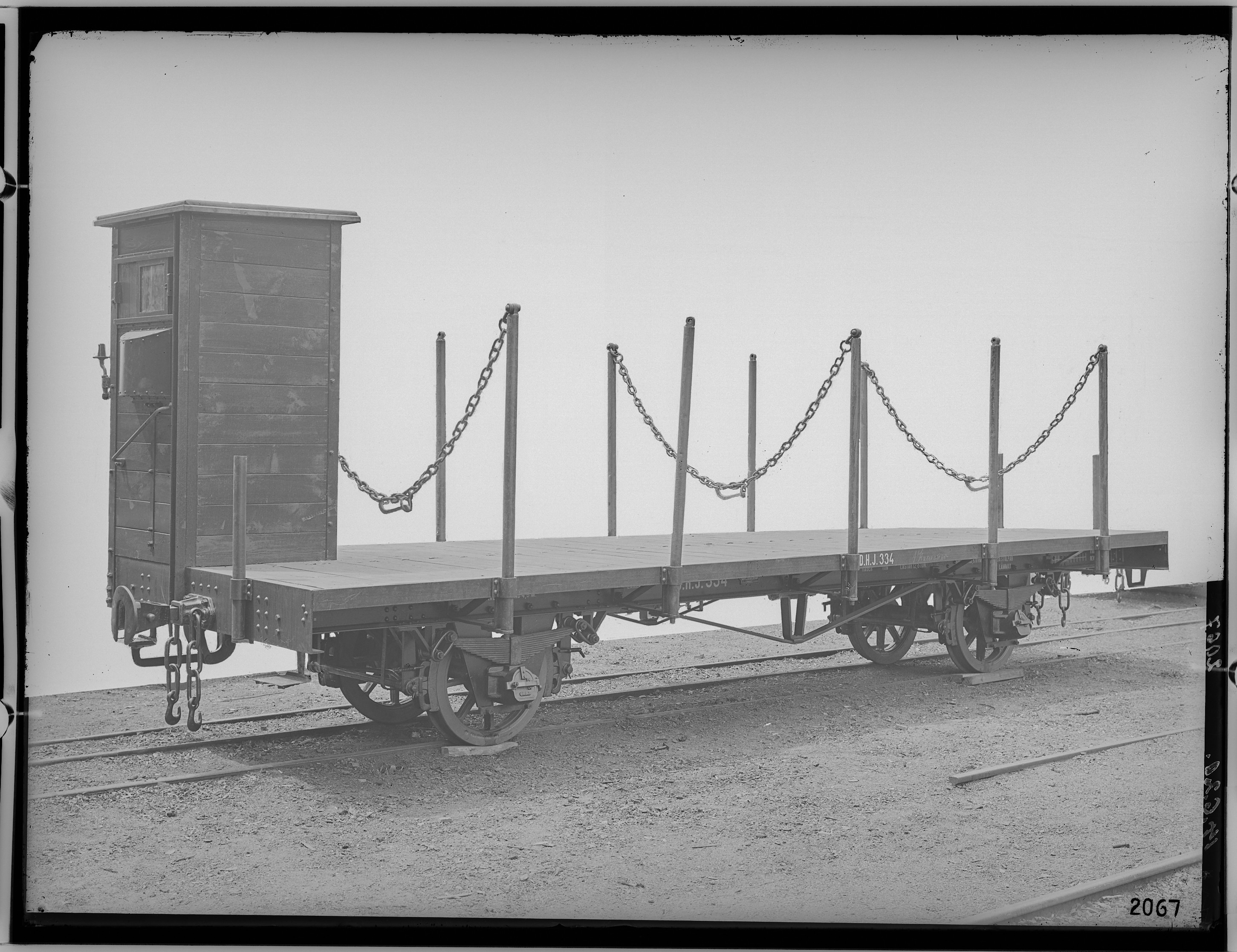 Fotografie: zweiachsiger Plattformwagen mit Bremse und Einkammerpuffer, 1920 (Schenkung der Bombardier Transportation, Werk Görlitz | Eigentum/Sammlung der Verkehrsmuseums Dresden gGmbH CC BY-NC-SA)