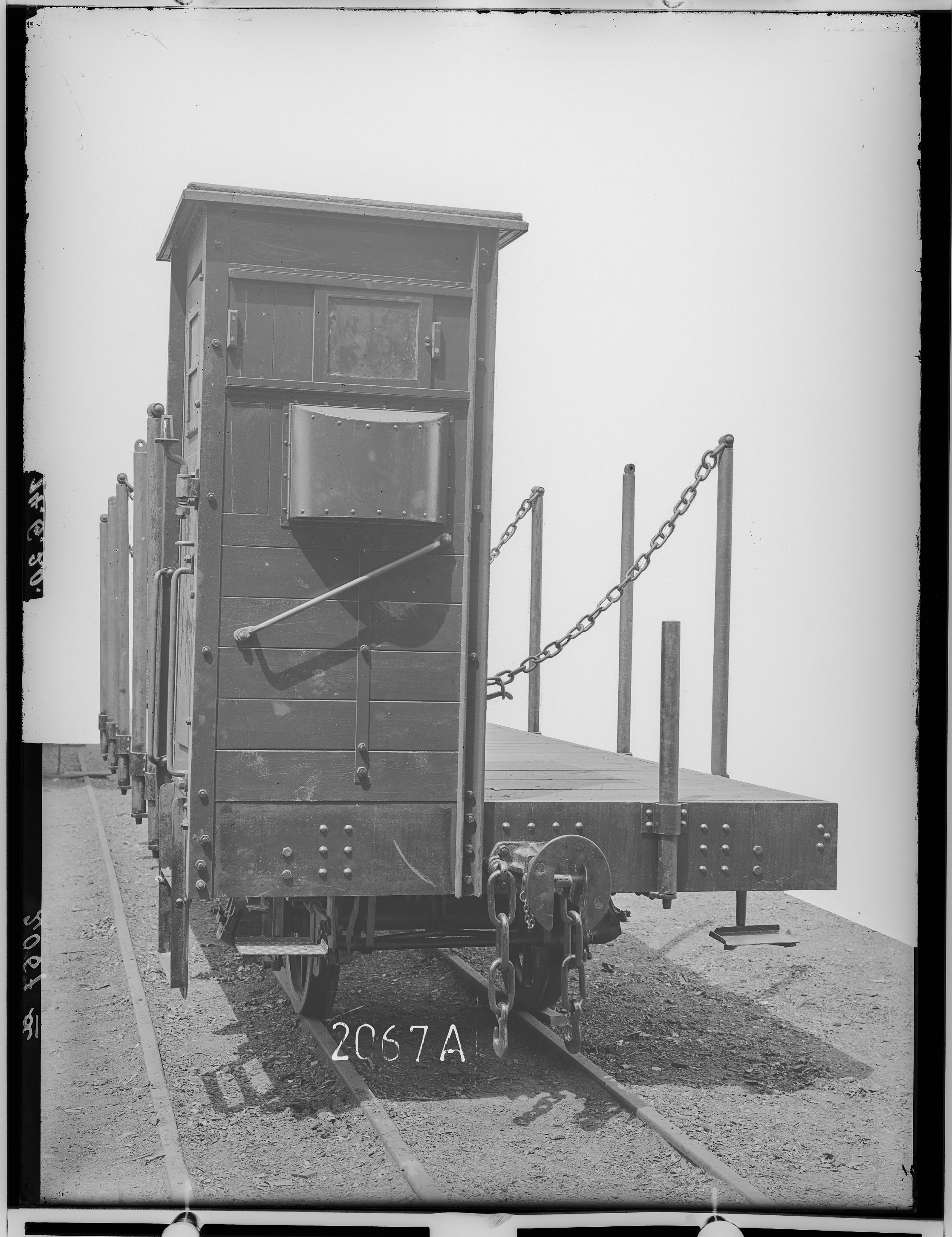 Fotografie: zweiachsiger Plattformwagen mit Bremse und Einkammerpuffer (Stirnansicht), 1920 (Schenkung der Bombardier Transportation, Werk Görlitz | Eigentum/Sammlung der Verkehrsmuseums Dresden gGmbH CC BY-NC-SA)