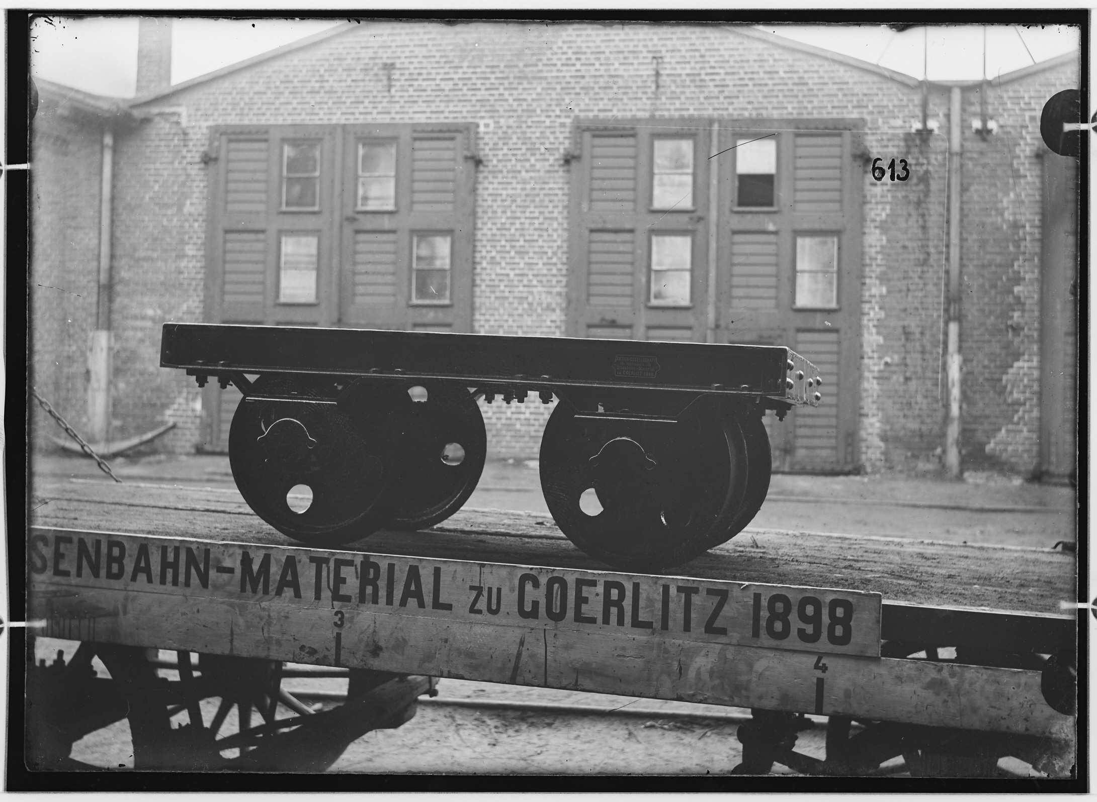 Fotografie: zweiachsiger Plattformwagen ohne Bremse, 1898 (Schenkung der Bombardier Transportation, Werk Görlitz | Eigentum/Sammlung der Verkehrsmuseums Dresden gGmbH CC BY-NC-SA)